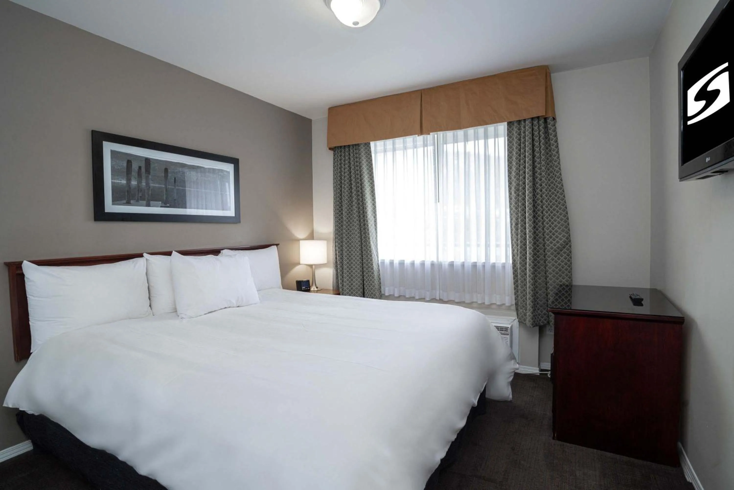 Photo of the whole room, Bed in Sandman Hotel & Suites Williams Lake