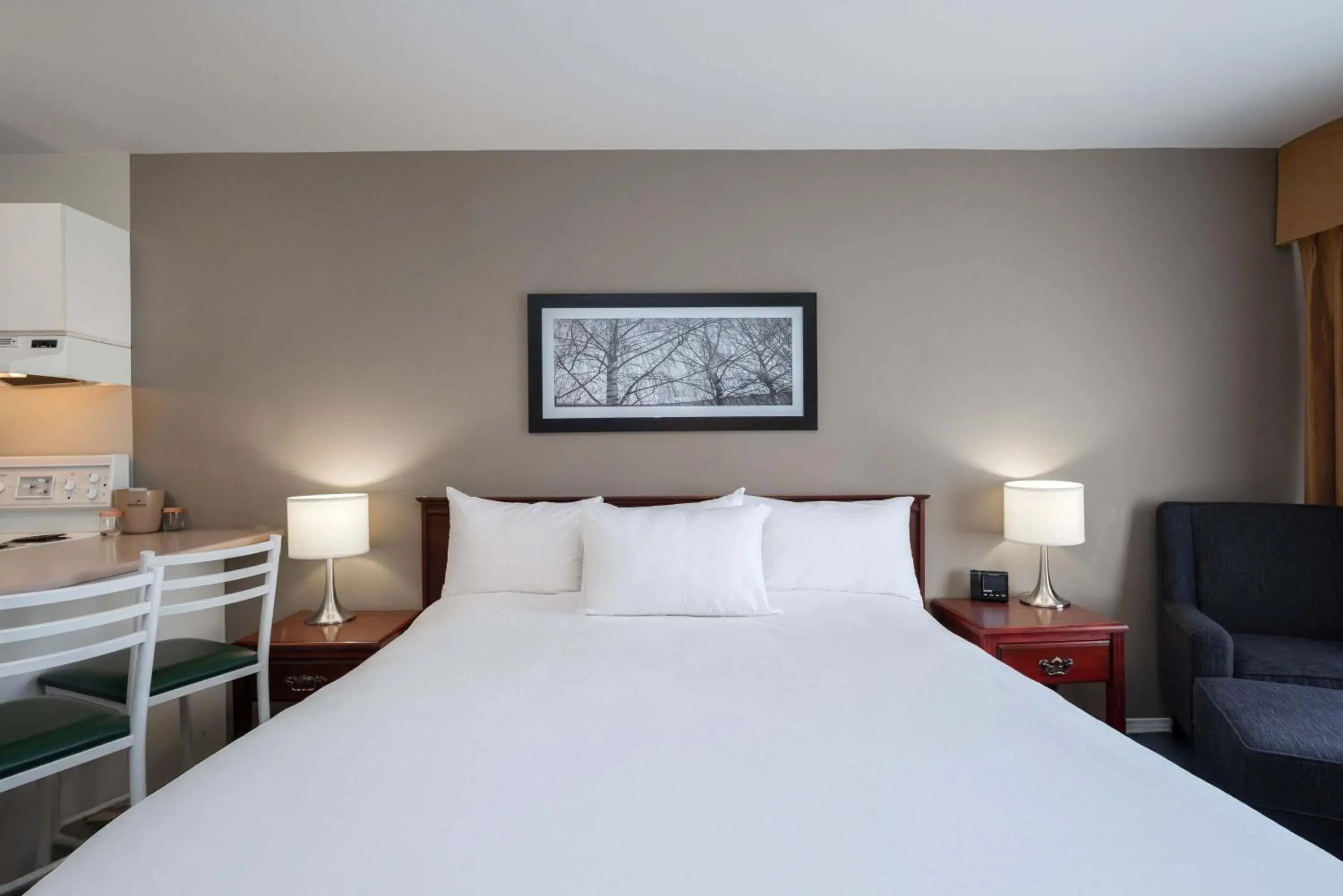 Photo of the whole room, Bed in Sandman Hotel & Suites Williams Lake Photo of the whole room, Bed in Sandman Hotel & Suites Williams Lake