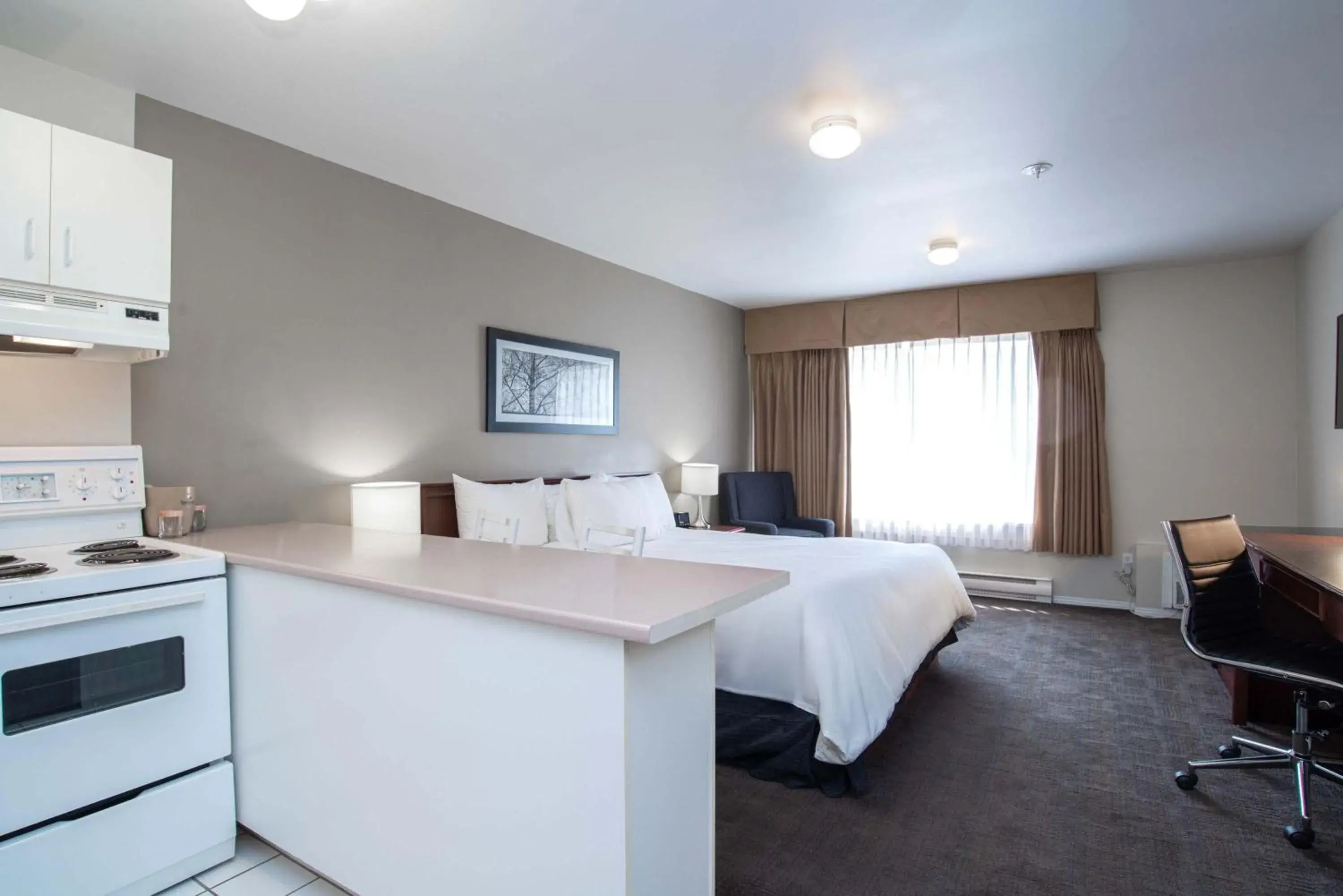 Photo of the whole room, Bed in Sandman Hotel & Suites Williams Lake Photo of the whole room, Bed in Sandman Hotel & Suites Williams Lake