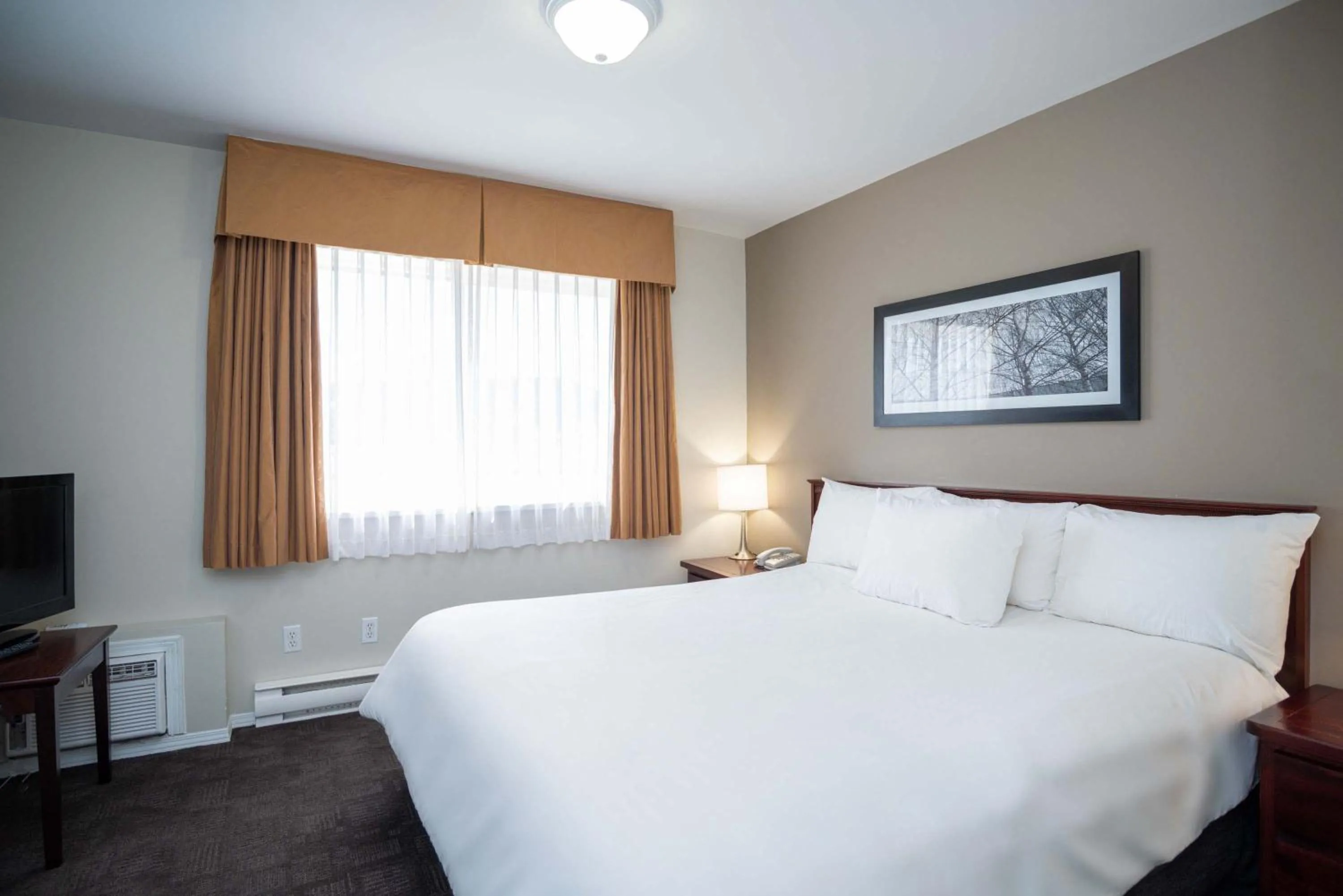 Photo of the whole room, Bed in Sandman Hotel & Suites Williams Lake