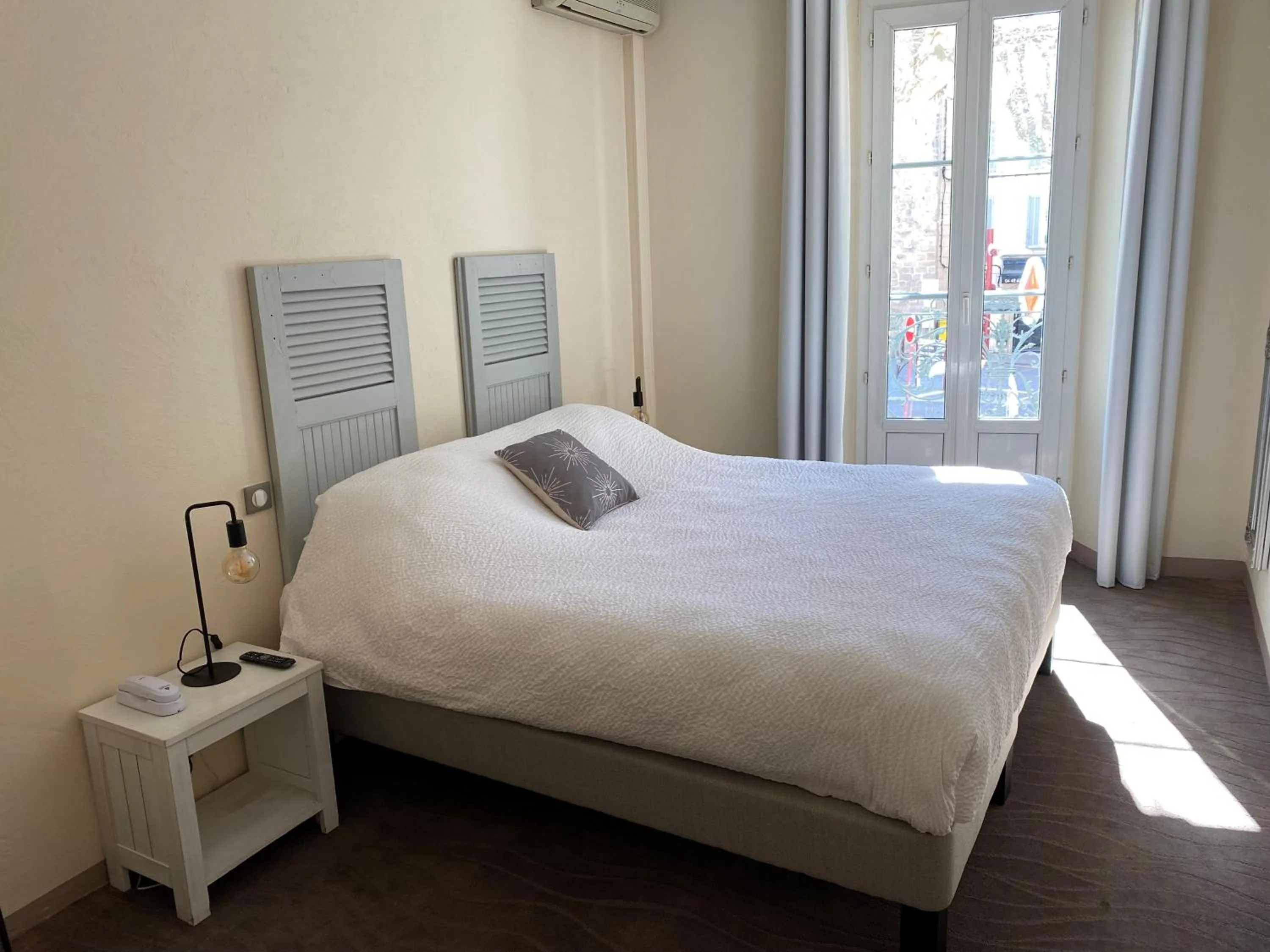 Bed in Logis Hôtel la Vallée de l'Arc