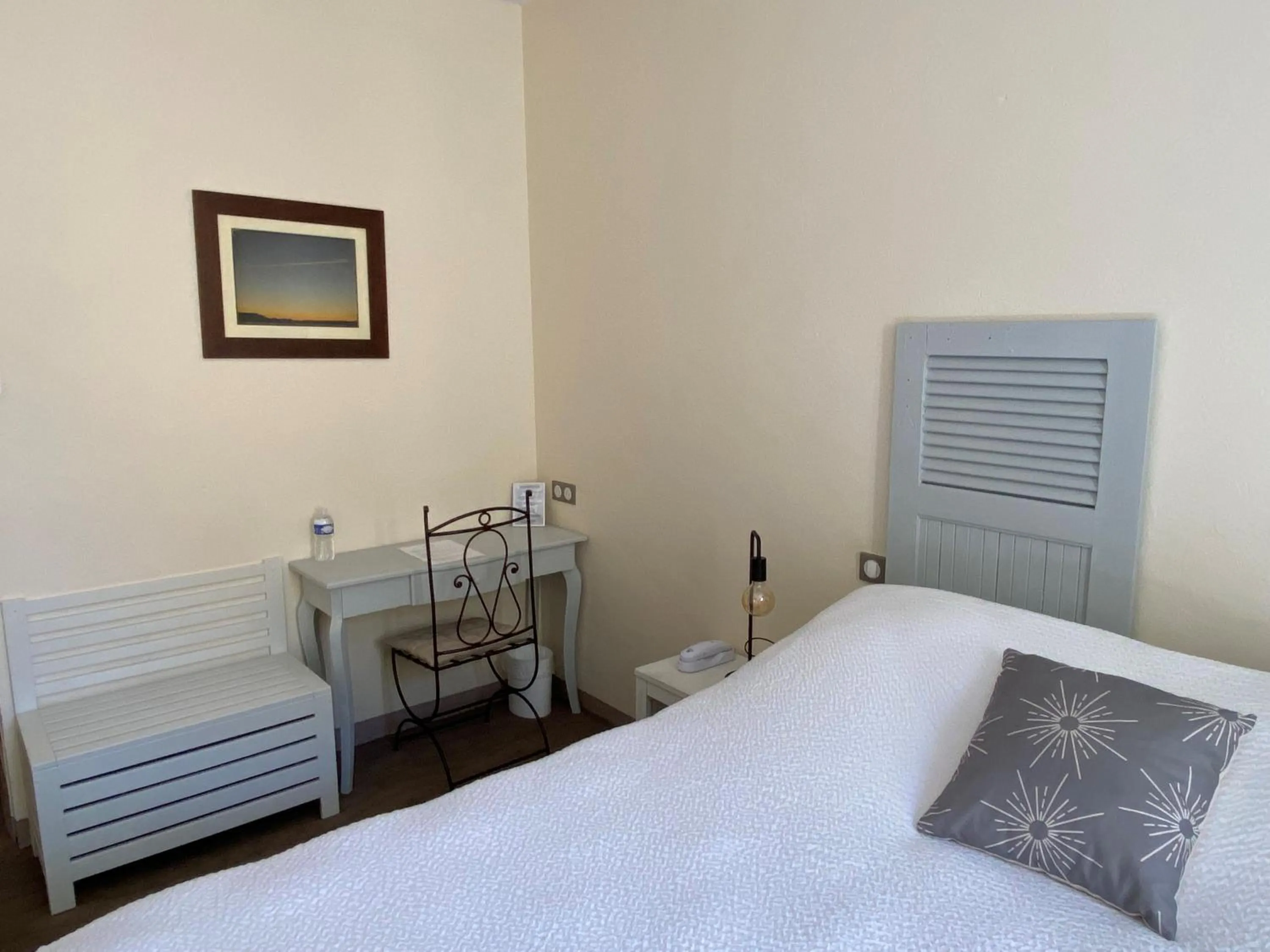 Bed in Logis Hôtel la Vallée de l'Arc