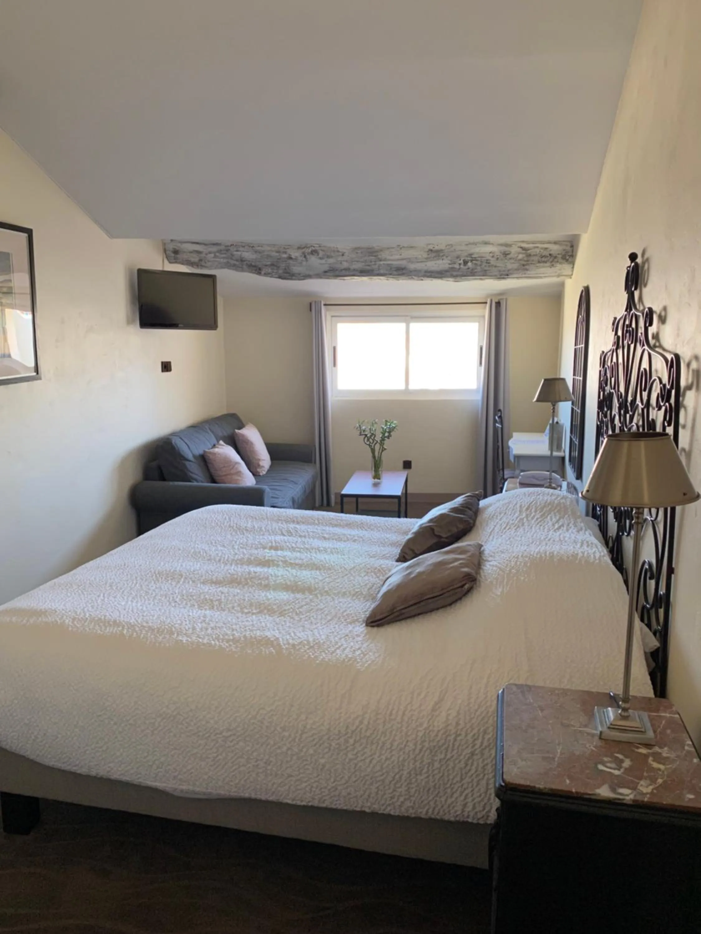 Bed in Logis Hôtel la Vallée de l'Arc