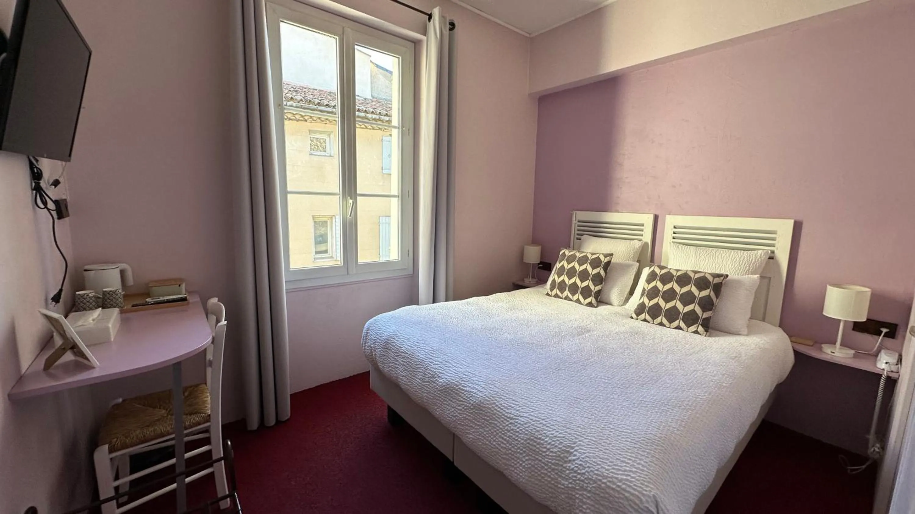 Bed in Logis Hôtel la Vallée de l'Arc