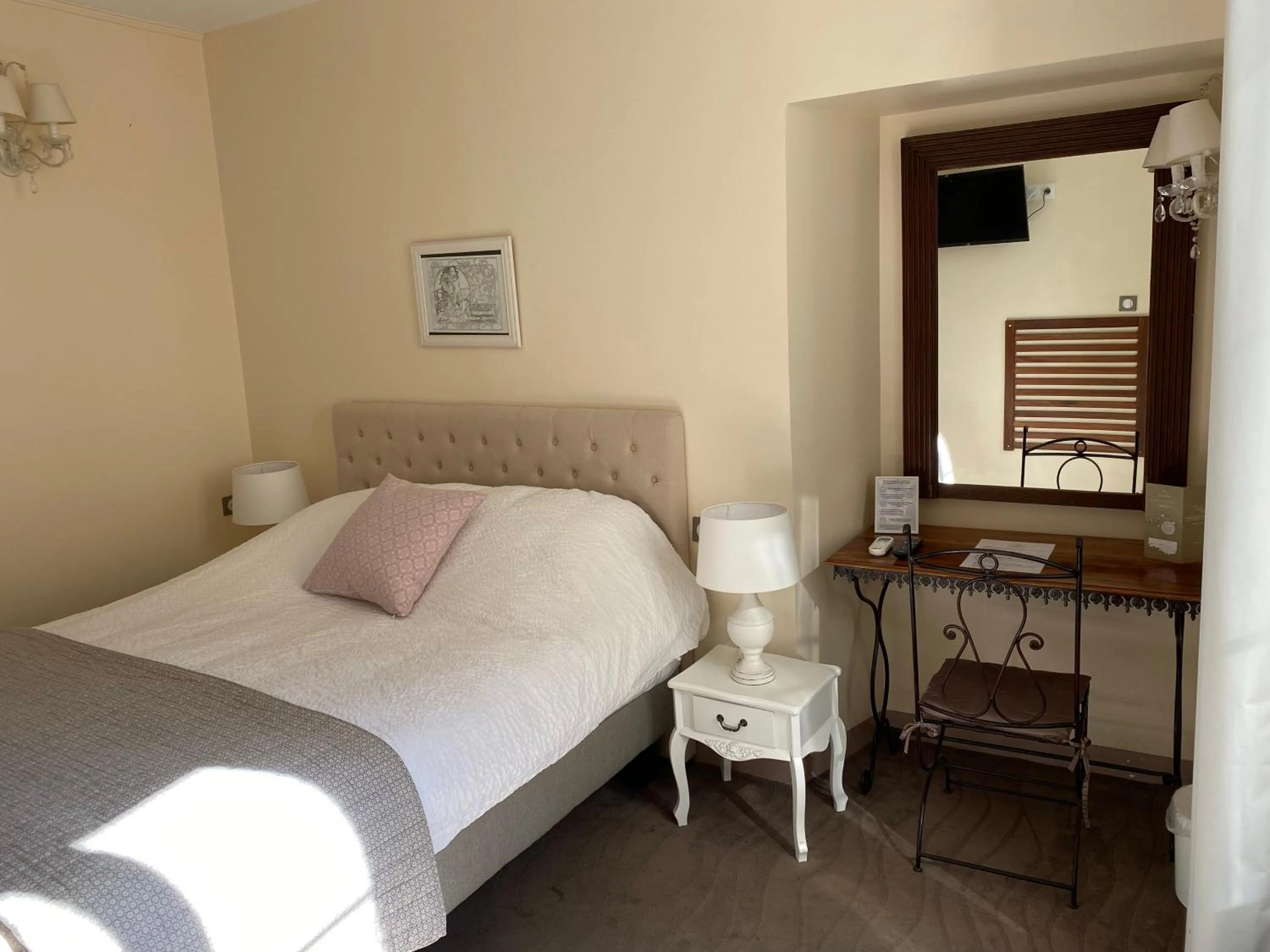 Bed in Logis Hôtel la Vallée de l'Arc