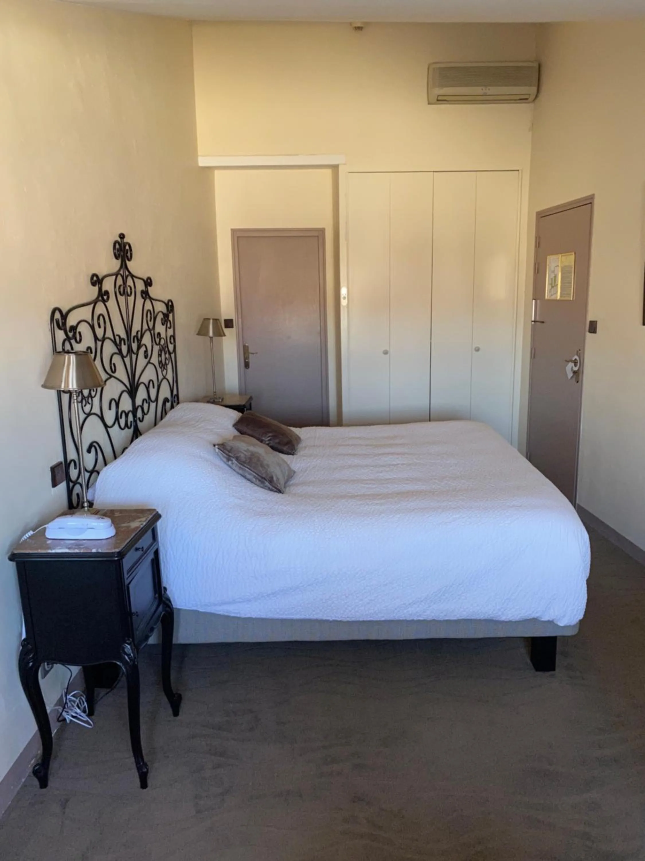 Bed in Logis Hôtel la Vallée de l'Arc