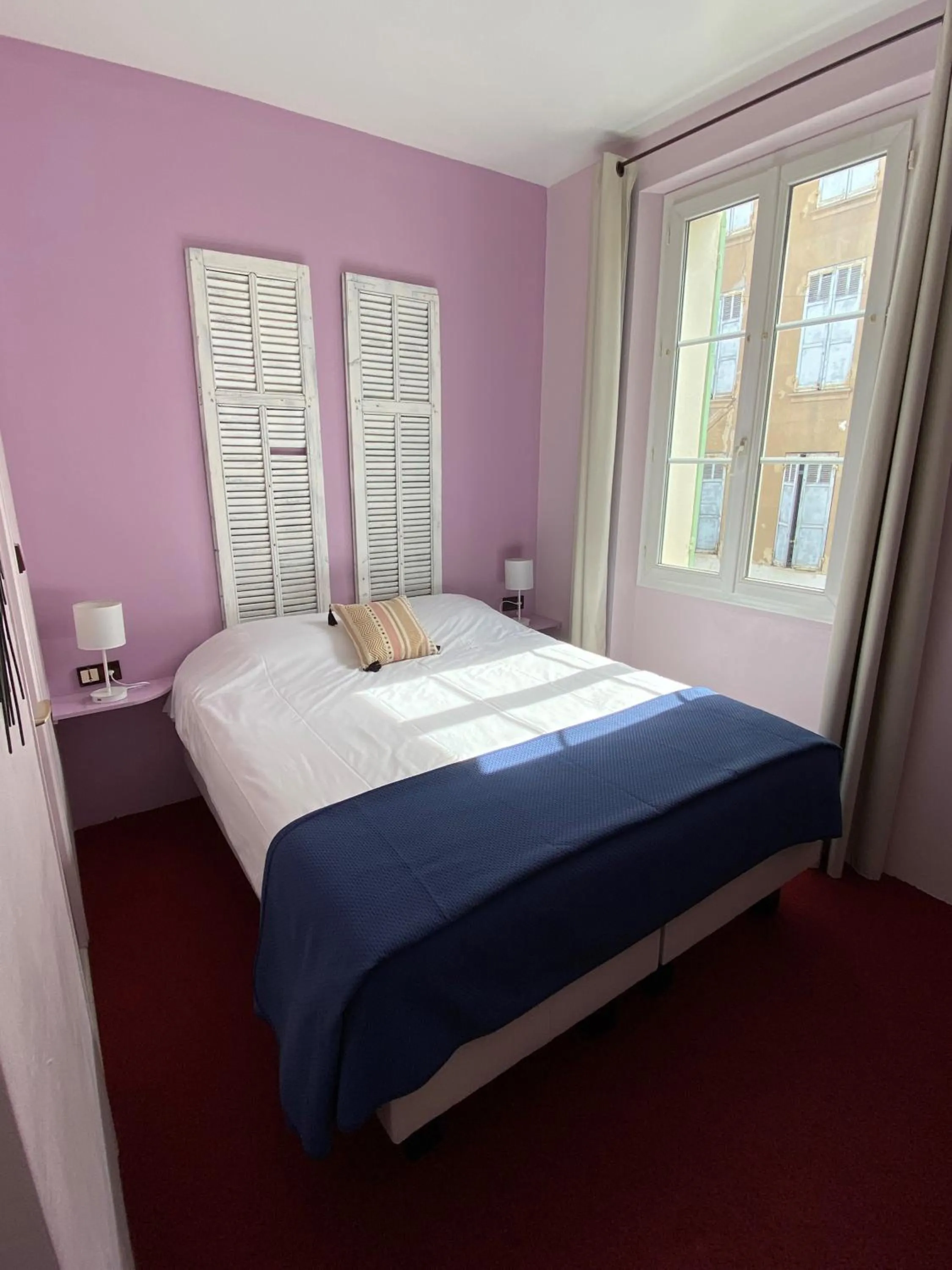 Bed in Logis Hôtel la Vallée de l'Arc