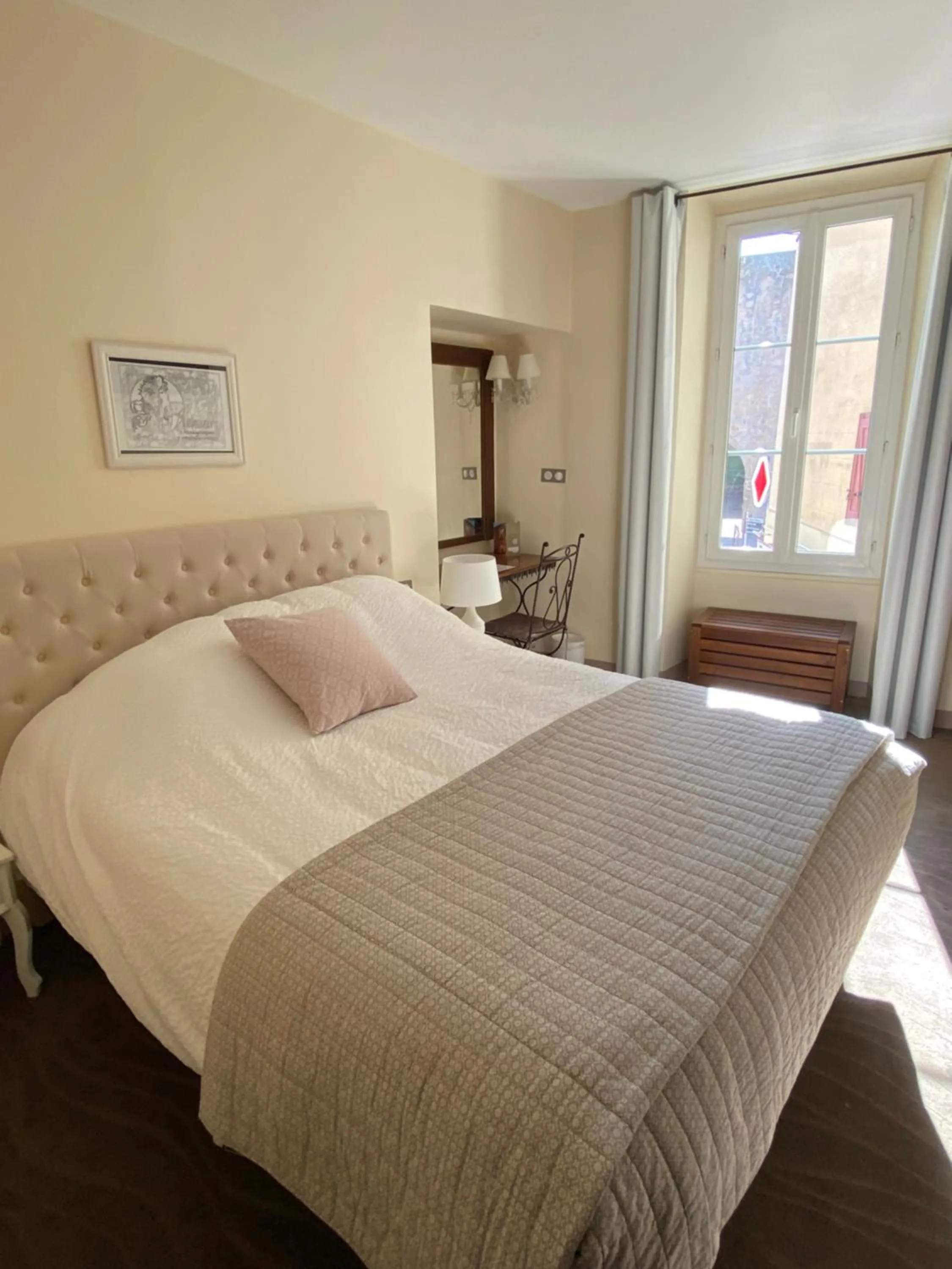 Bed in Logis Hôtel la Vallée de l'Arc