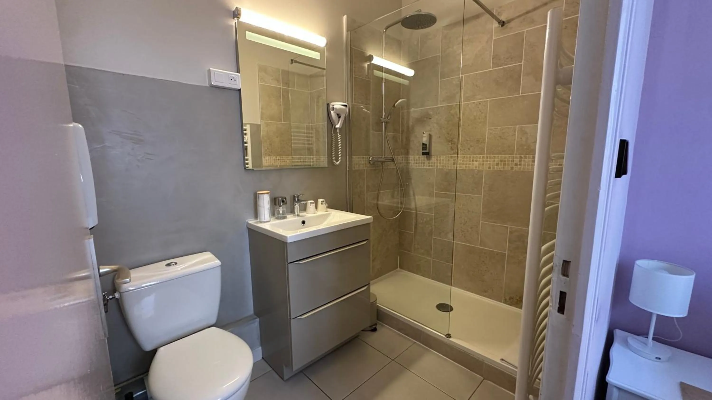 Shower in Logis Hôtel la Vallée de l'Arc