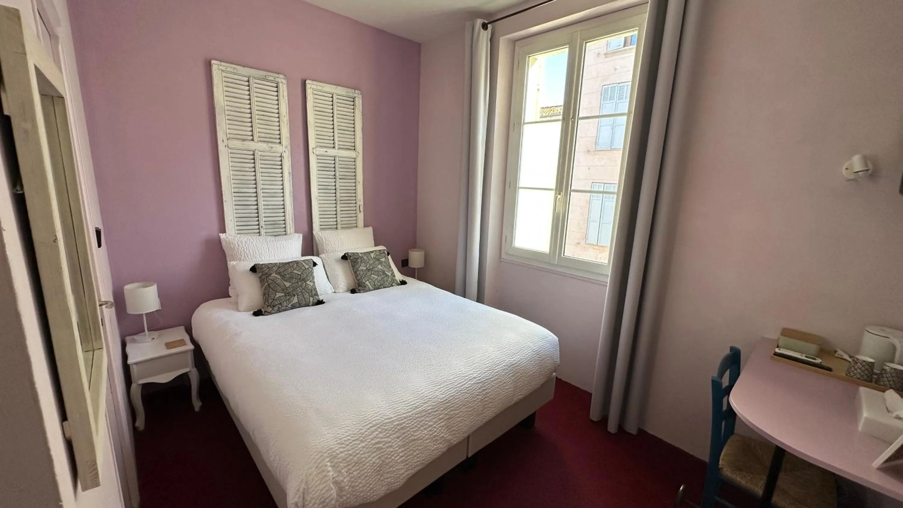 Bed in Logis Hôtel la Vallée de l'Arc