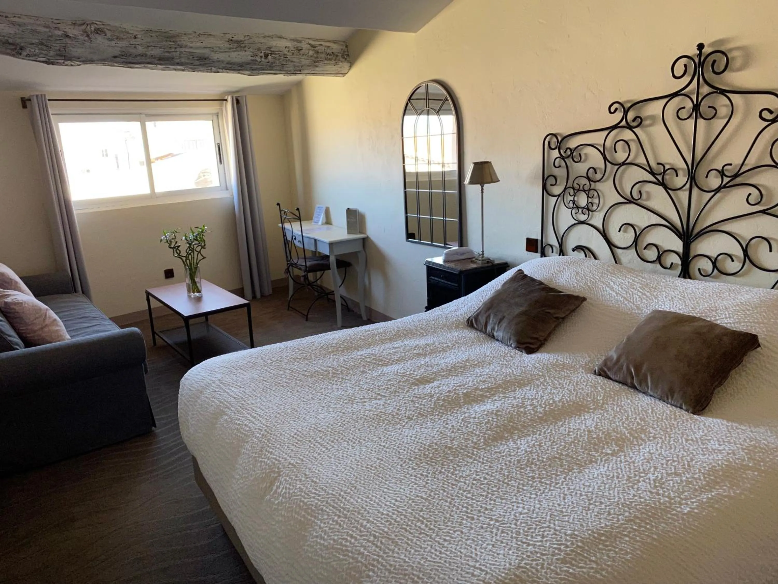 Bed in Logis Hôtel la Vallée de l'Arc