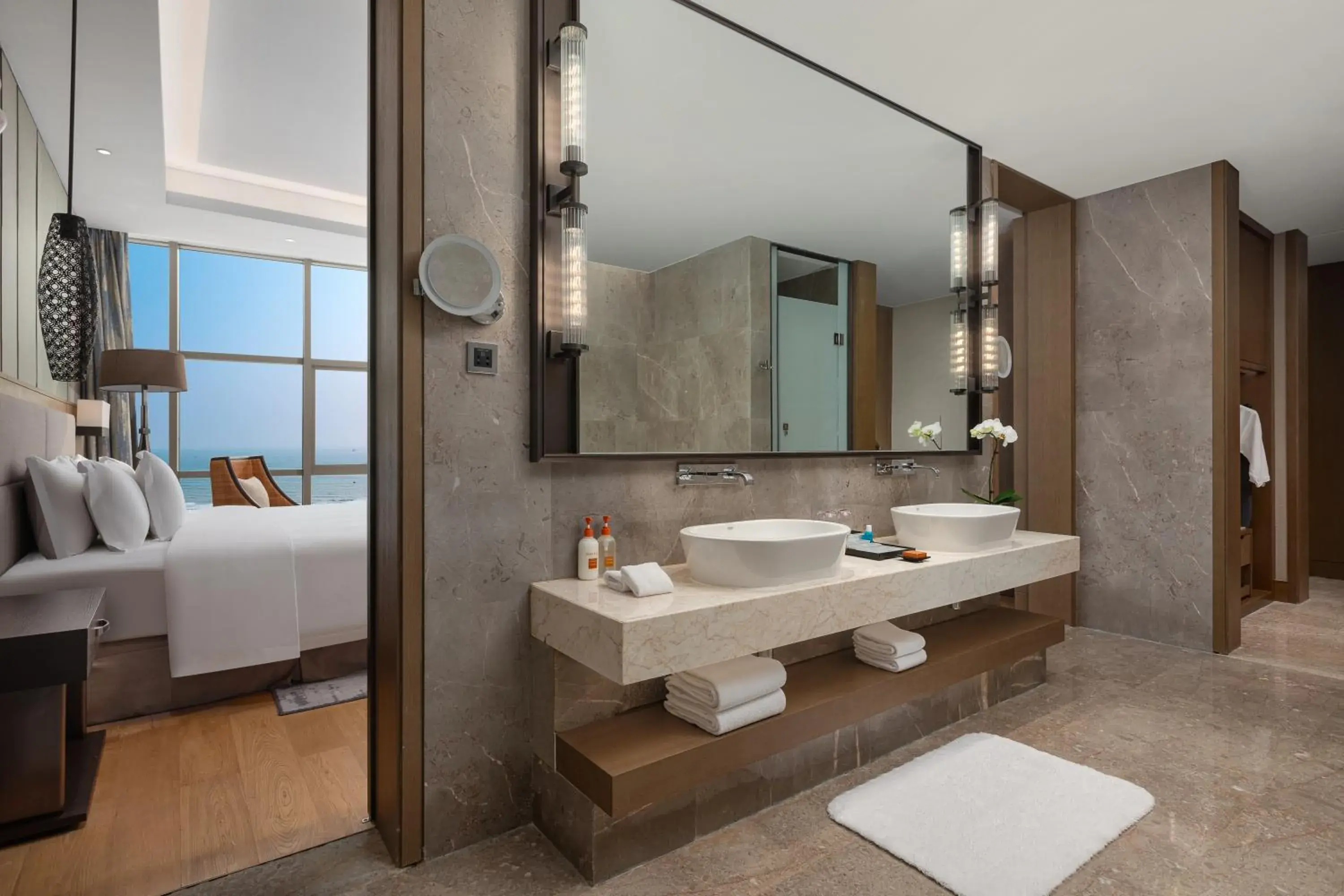 Toilet, Bed in Crowne Plaza Beihai Silver Beach by IHG Toilet, Bed in Crowne Plaza Beihai Silver Beach by IHG