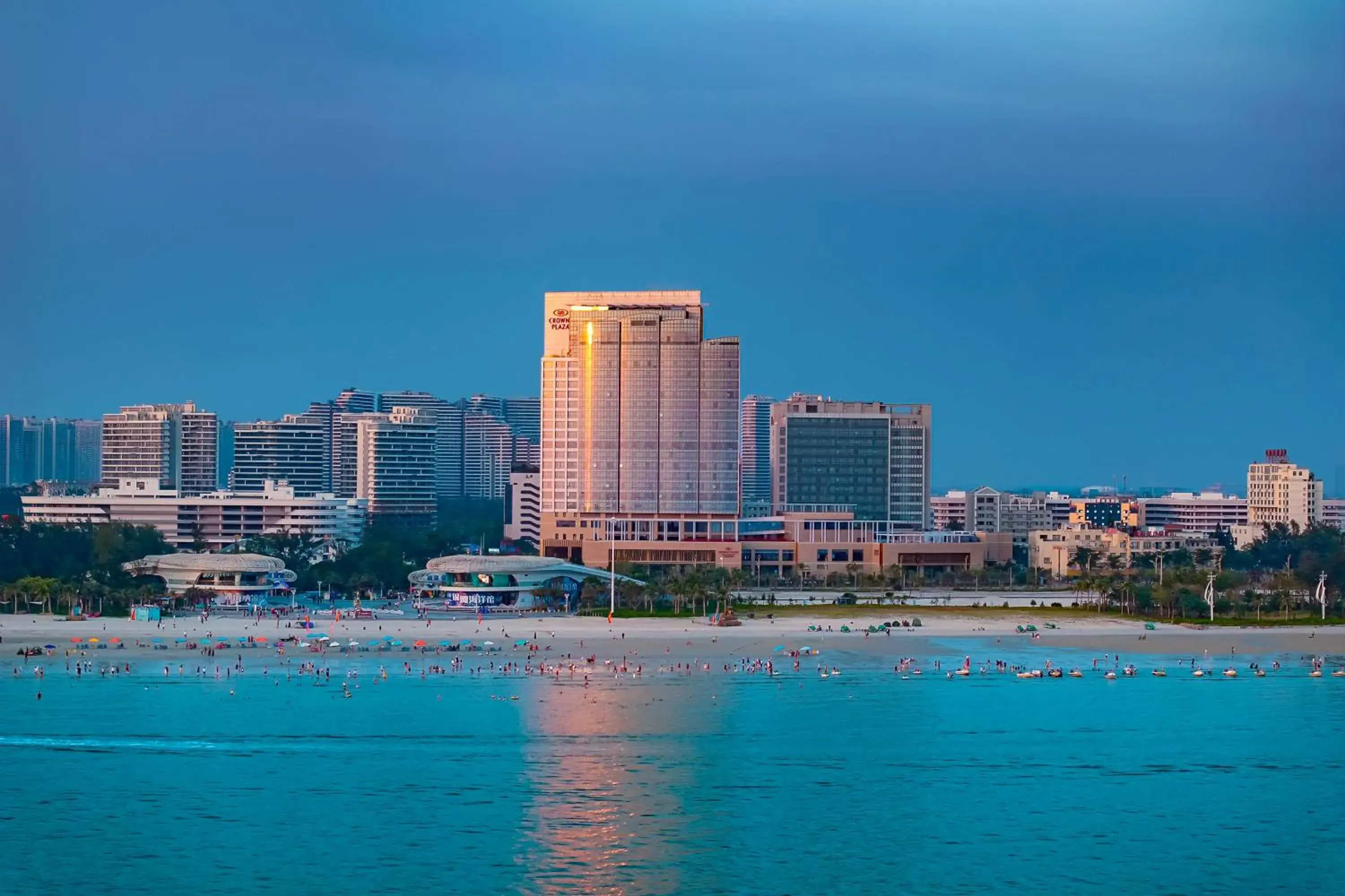 Property building in Crowne Plaza Beihai Silver Beach by IHG Property building in Crowne Plaza Beihai Silver Beach by IHG