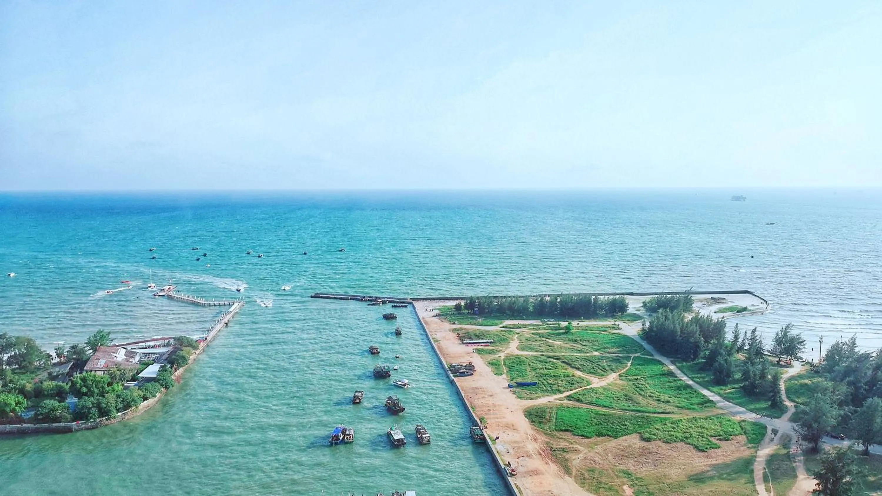 Photo of the whole room in Crowne Plaza Beihai Silver Beach by IHG