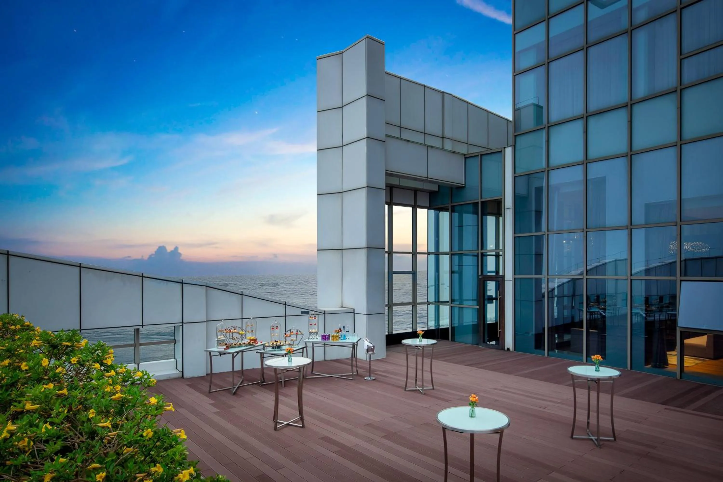 Lounge or bar in Crowne Plaza Beihai Silver Beach by IHG