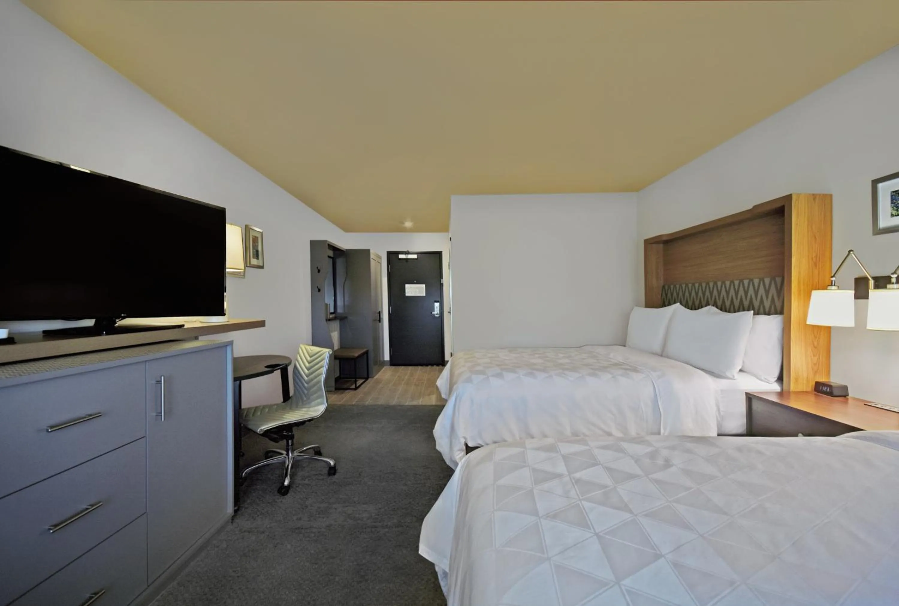 Photo of the whole room, Bed in Holiday Inn Grand Rapids North - Walker by IHG
