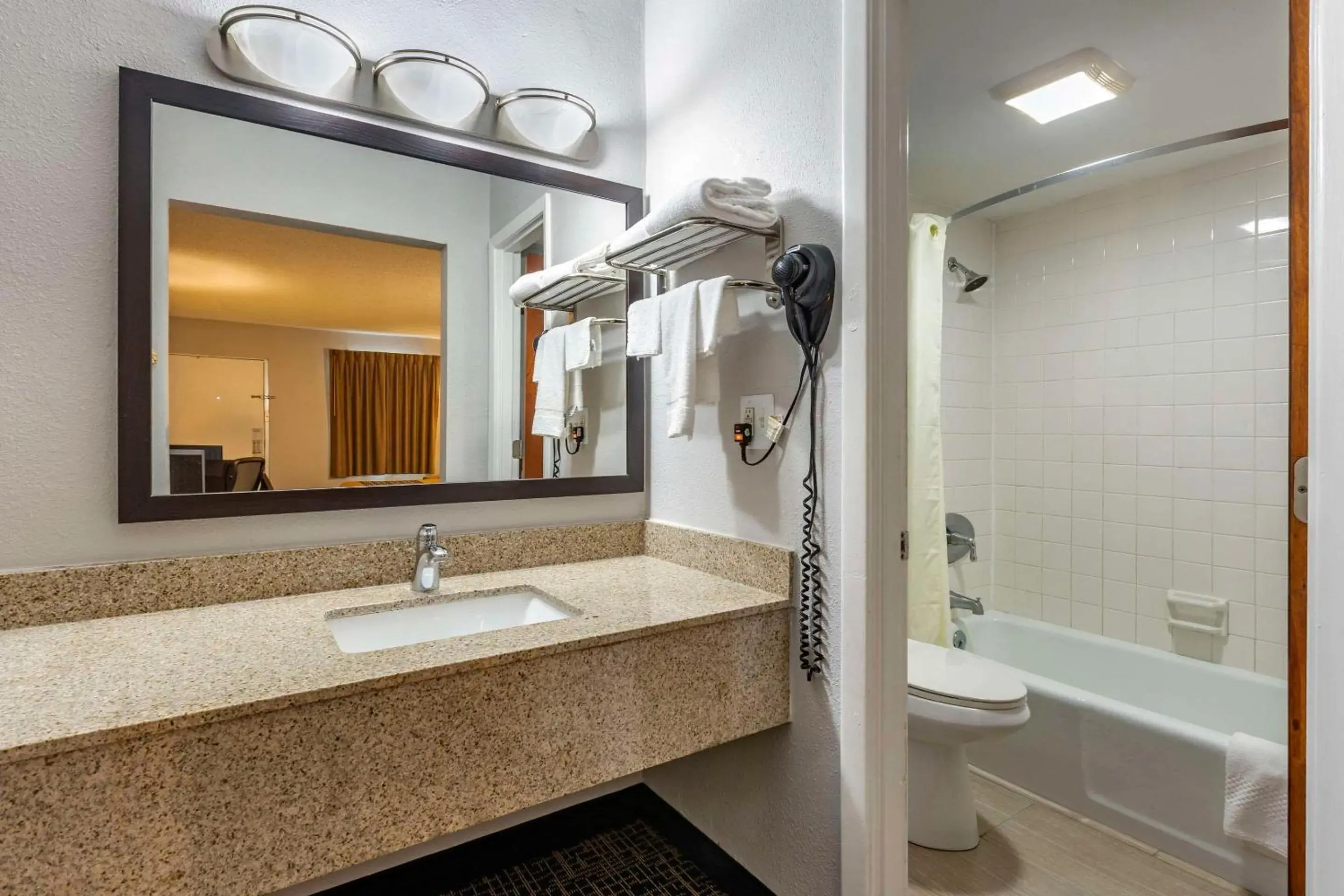 Bedroom in Rodeway Inn Union Bedroom in Rodeway Inn Union