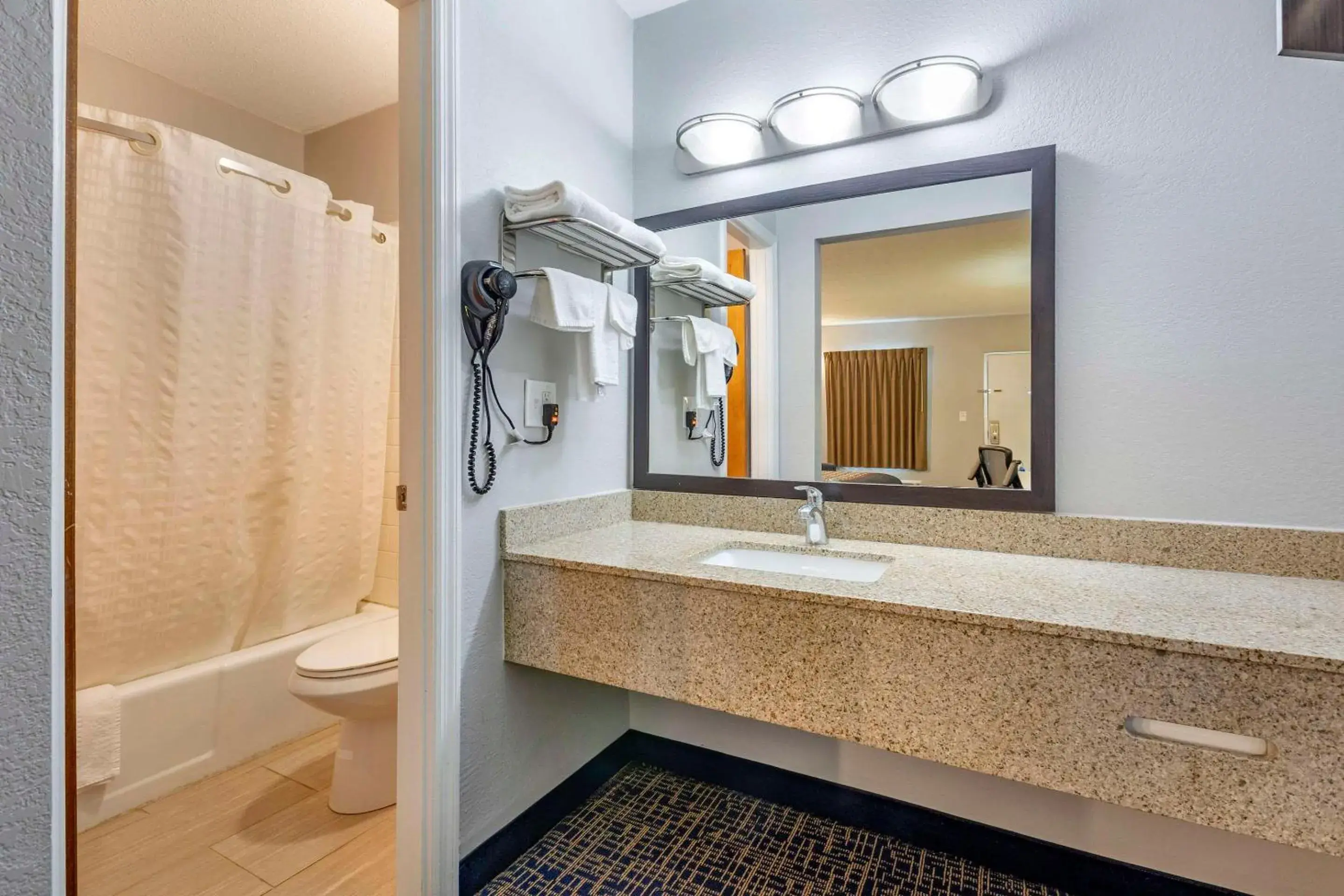 Bedroom in Rodeway Inn Union Bedroom in Rodeway Inn Union