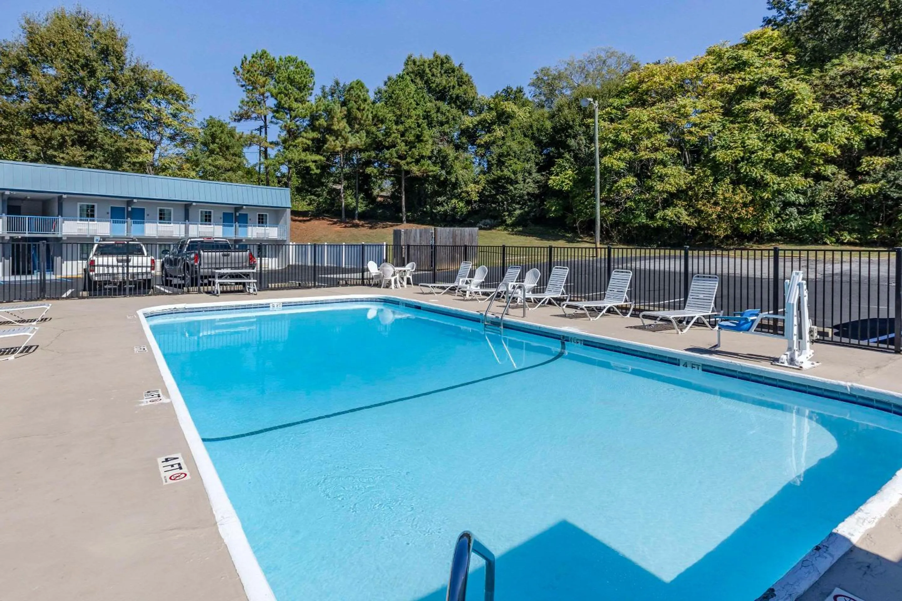 Swimming pool in Rodeway Inn Union