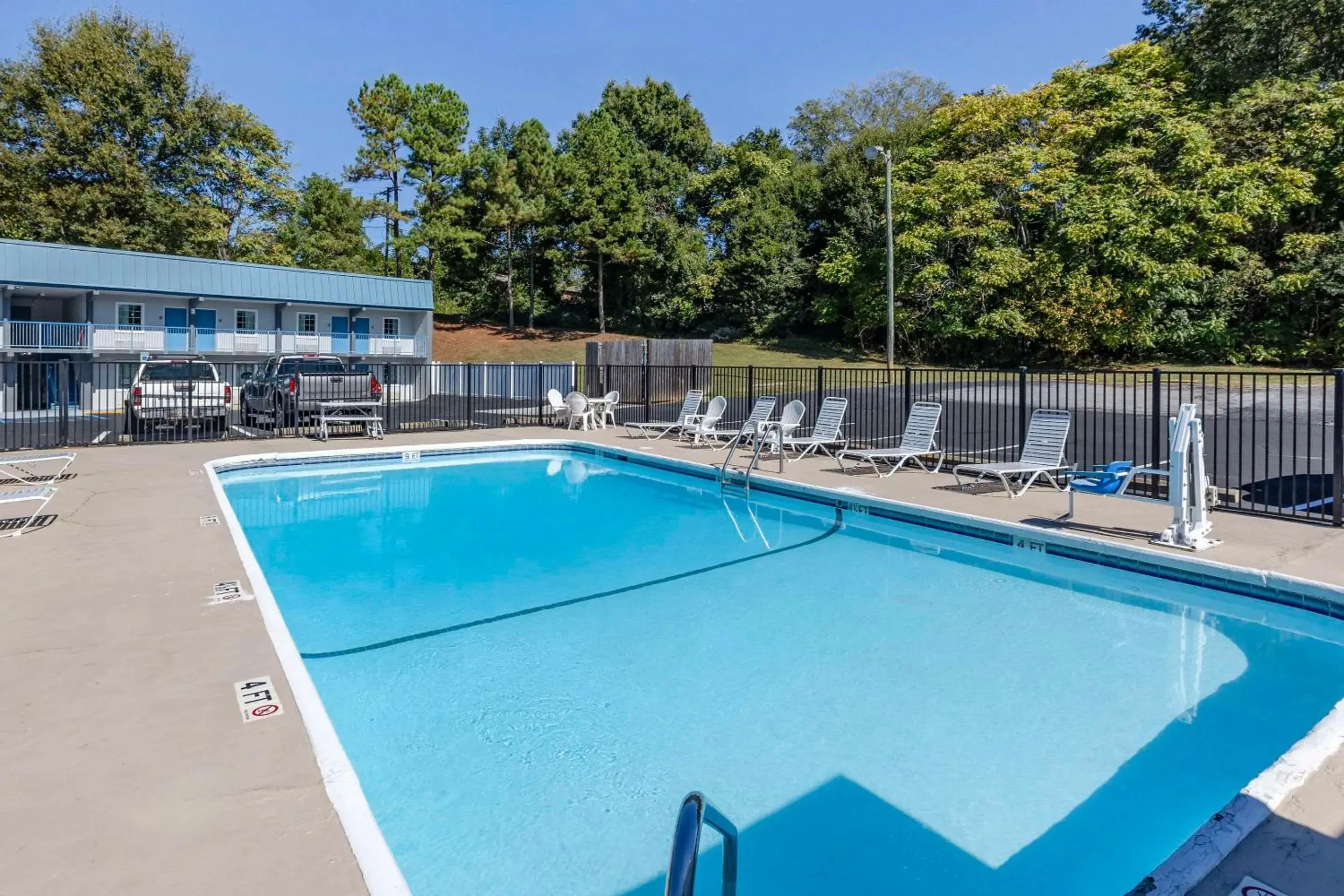 Swimming pool in Rodeway Inn Union Swimming pool in Rodeway Inn Union