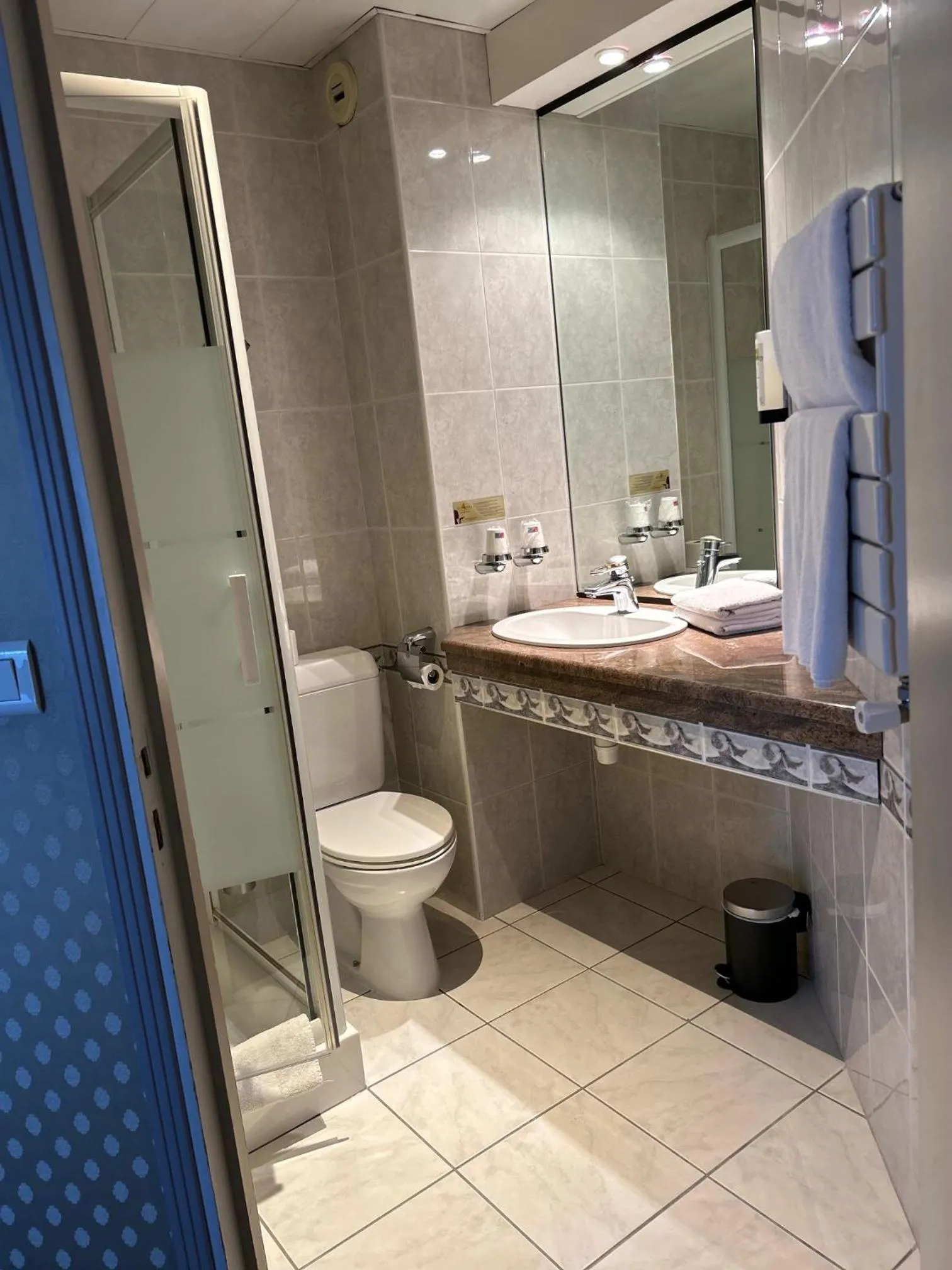 Bathroom in Cit'Hotel le Challonge