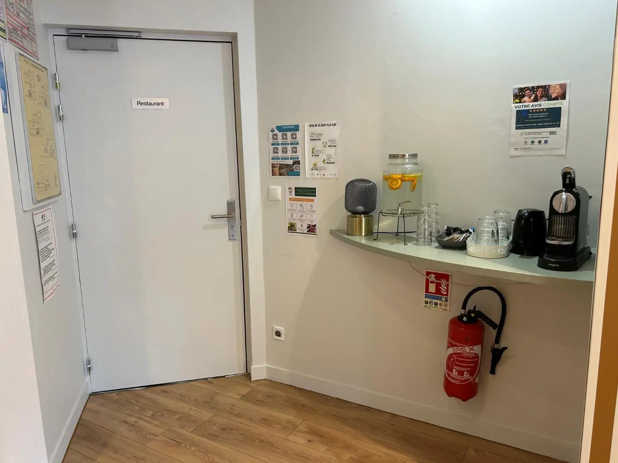 Lobby or reception in Cit'Hotel le Challonge Lobby or reception in Cit'Hotel le Challonge