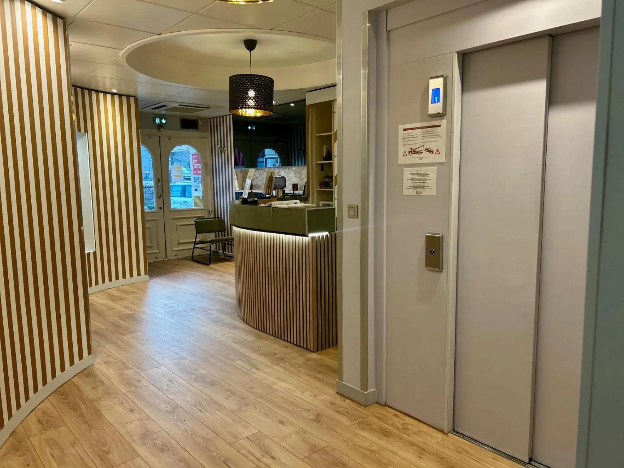 Lobby or reception in Cit'Hotel le Challonge Lobby or reception in Cit'Hotel le Challonge