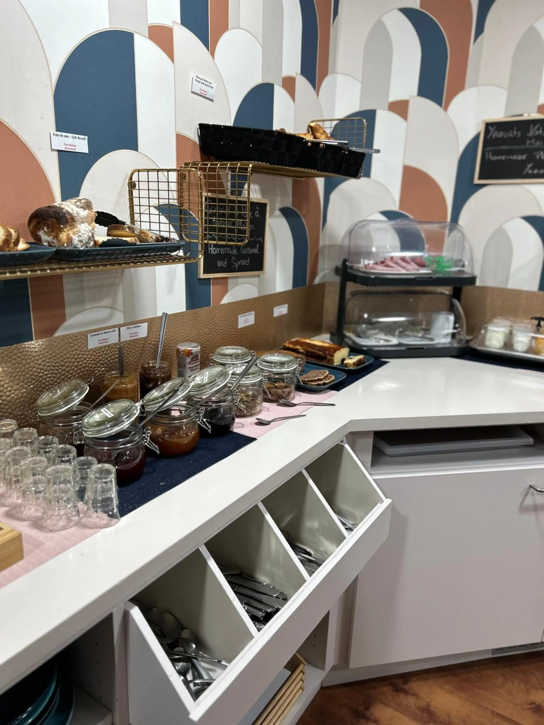 Buffet breakfast in Cit'Hotel le Challonge