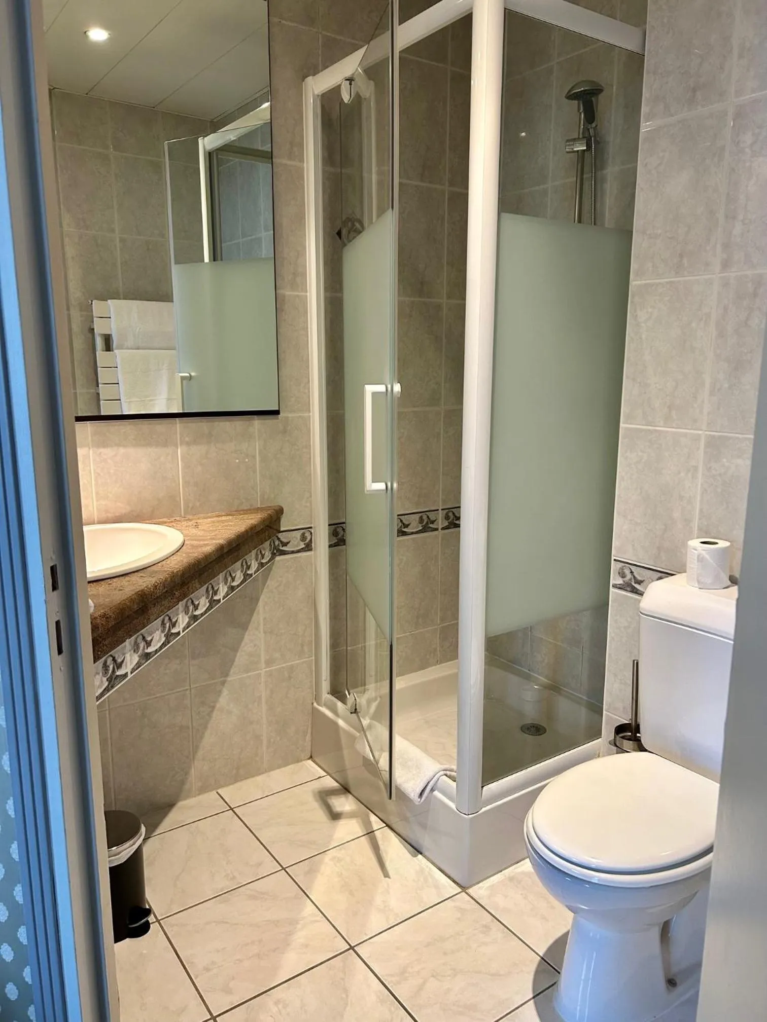 Bathroom in Cit'Hotel le Challonge