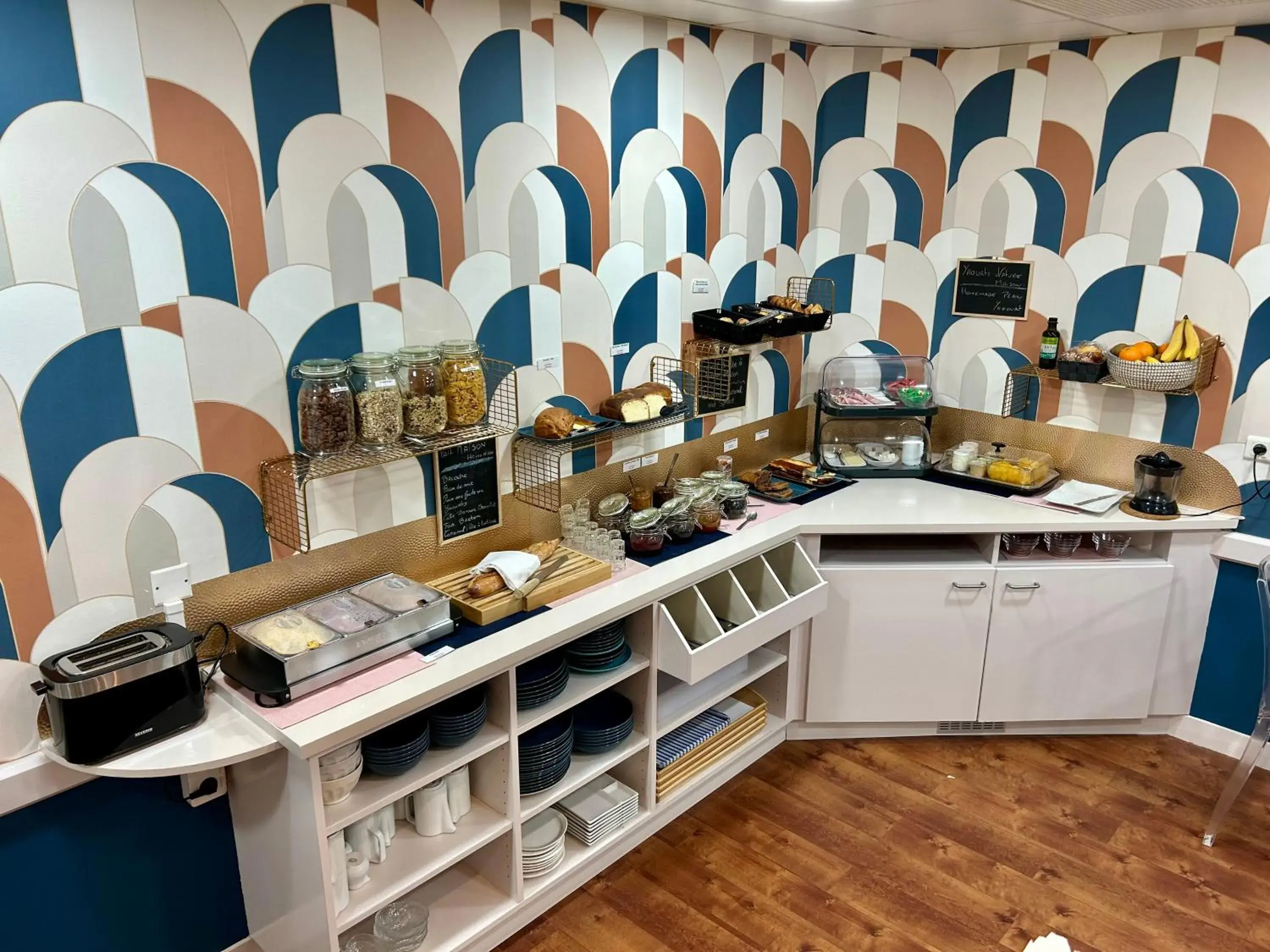 Food and drinks in Cit'Hotel le Challonge Food and drinks in Cit'Hotel le Challonge