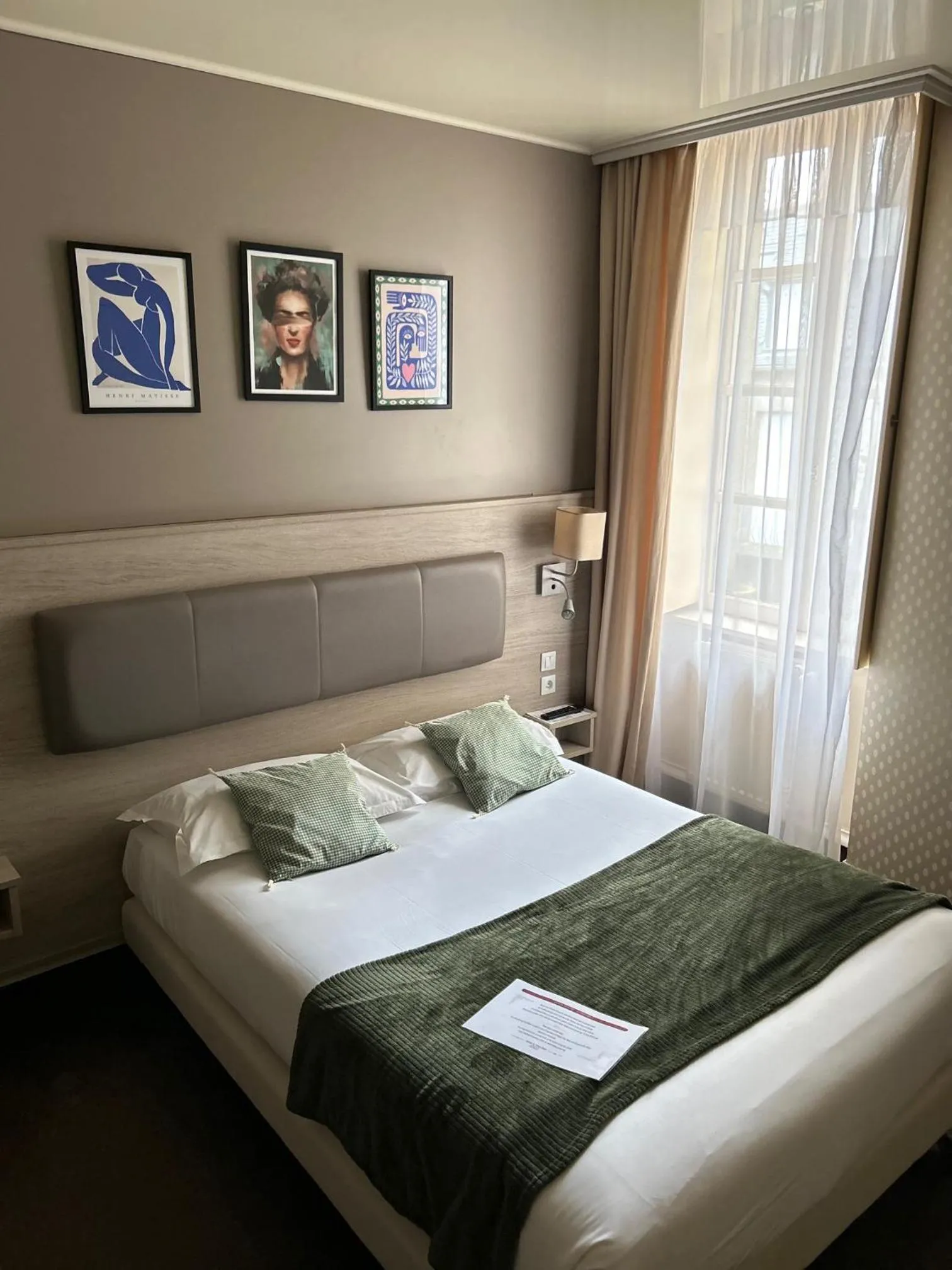 Inner courtyard view, Bed in Cit'Hotel le Challonge