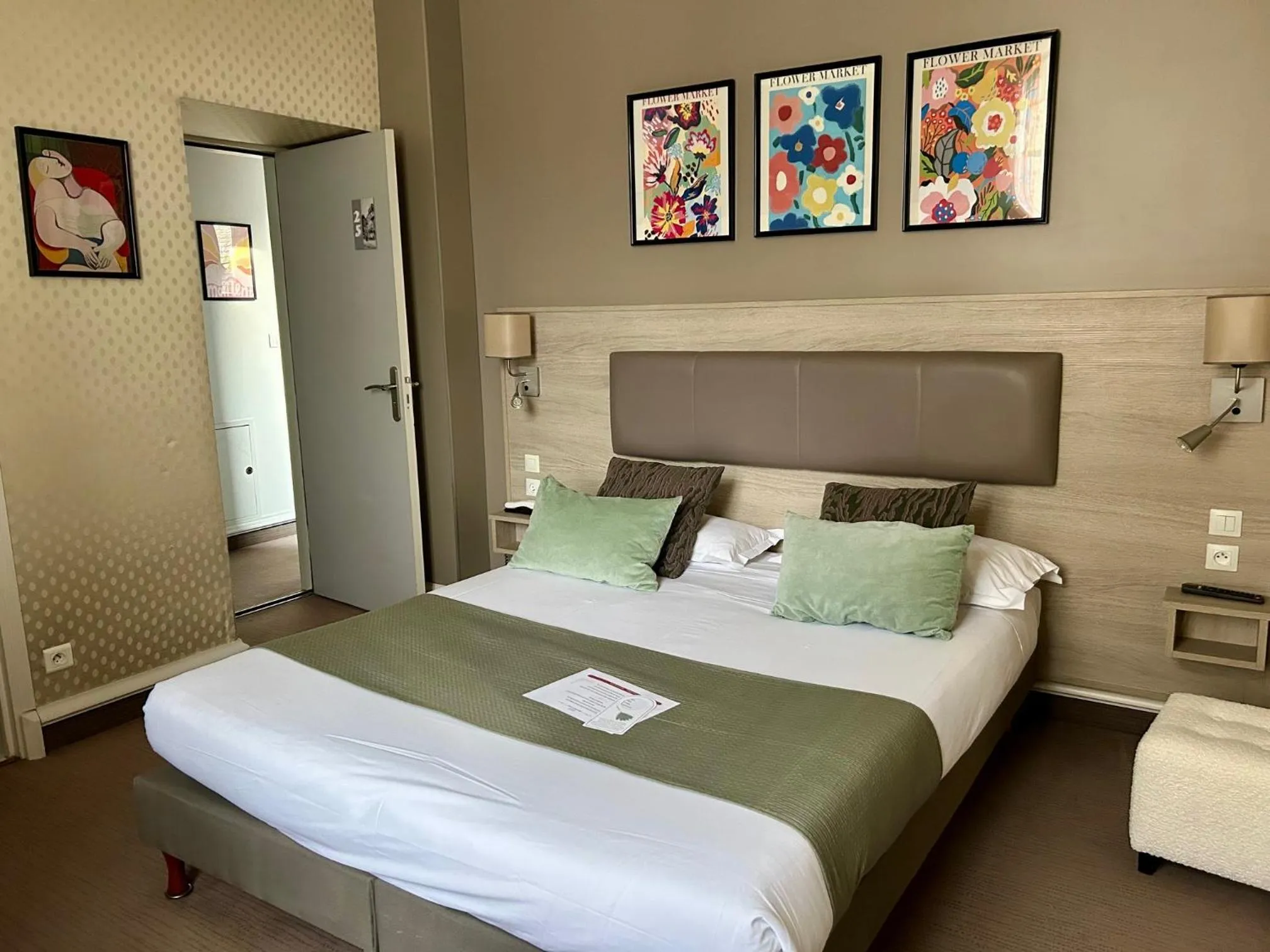 Bedroom, Bed in Cit'Hotel le Challonge