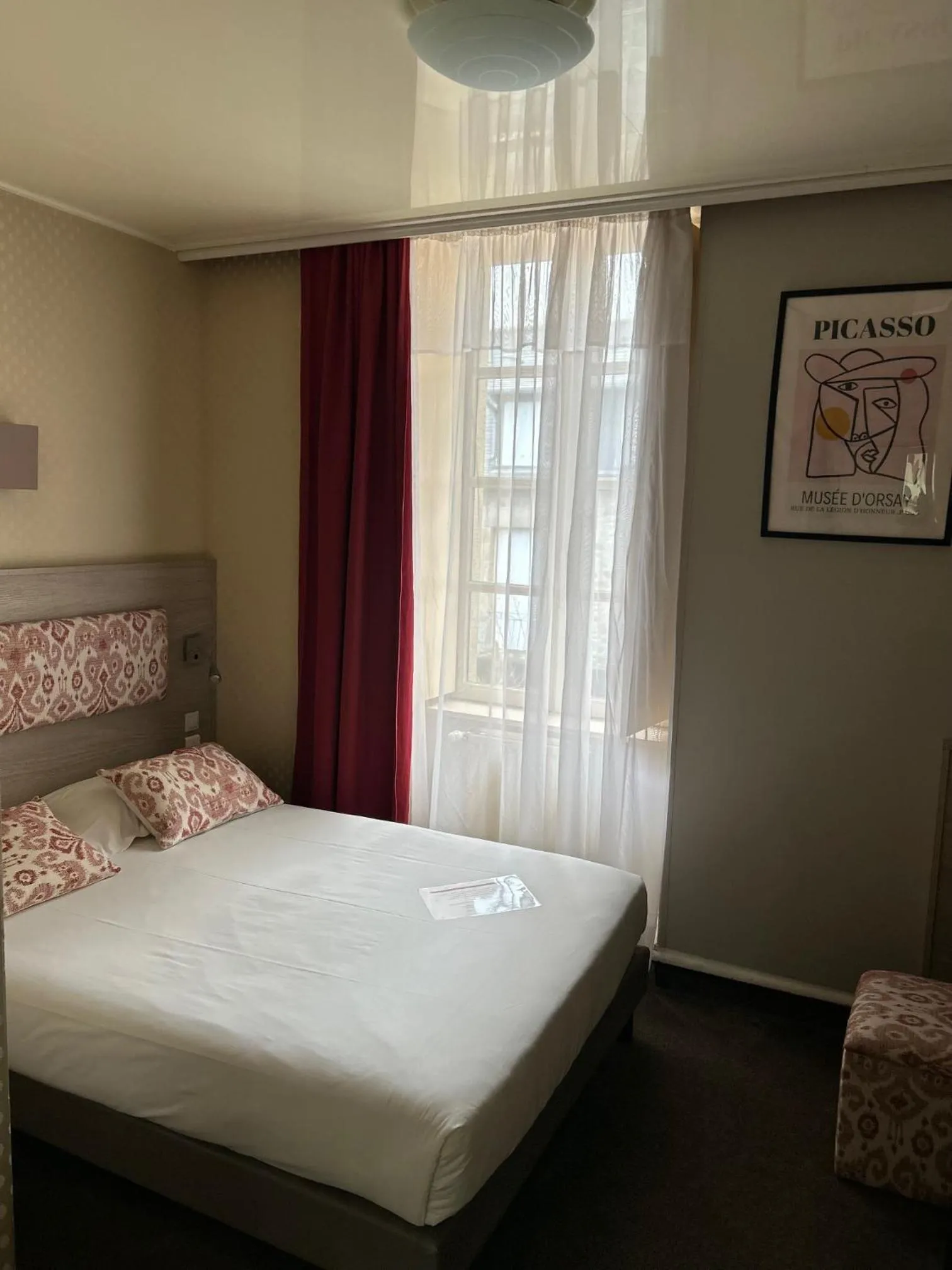 Inner courtyard view, Bed in Cit'Hotel le Challonge