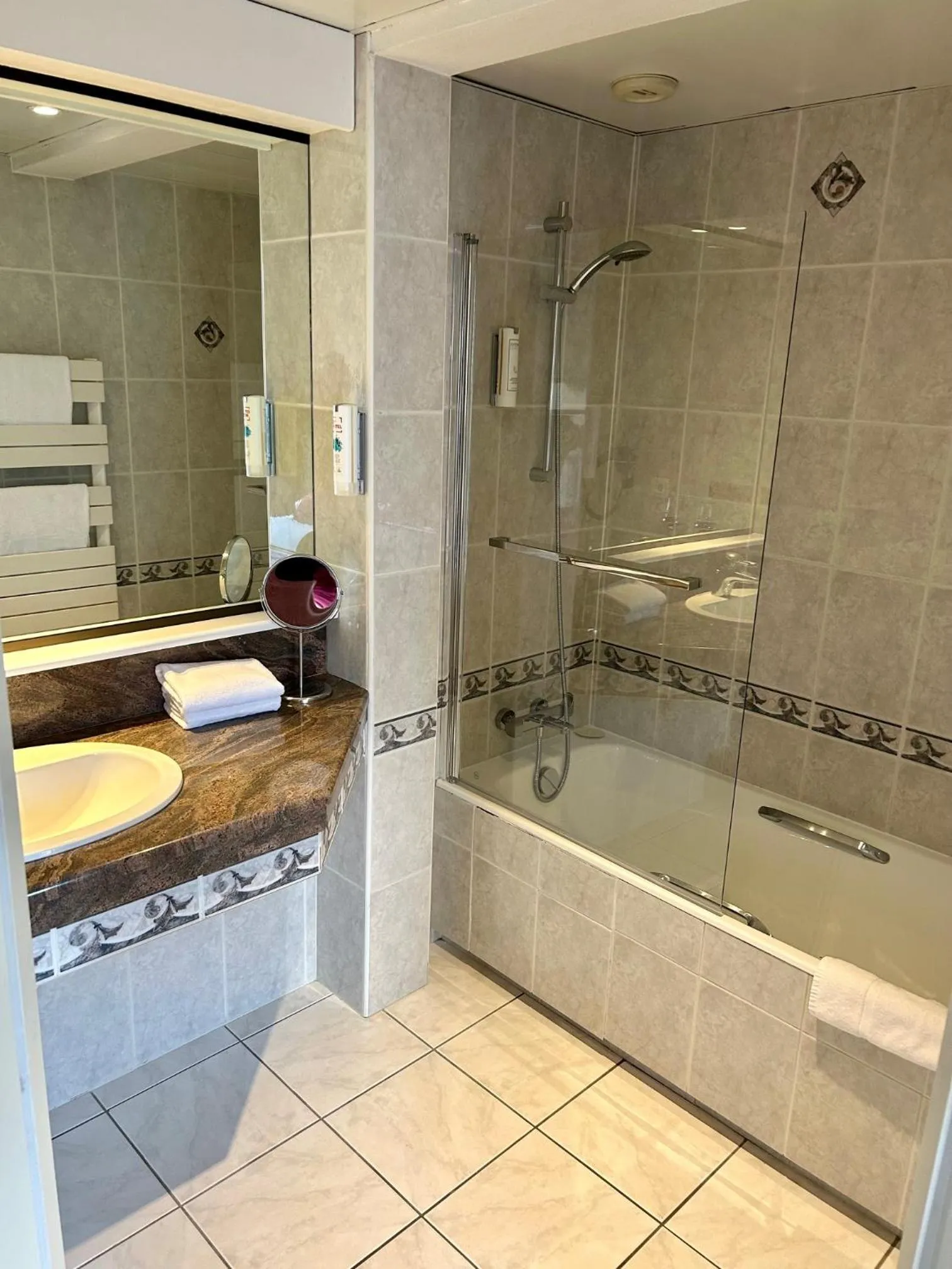 Bathroom in Cit'Hotel le Challonge