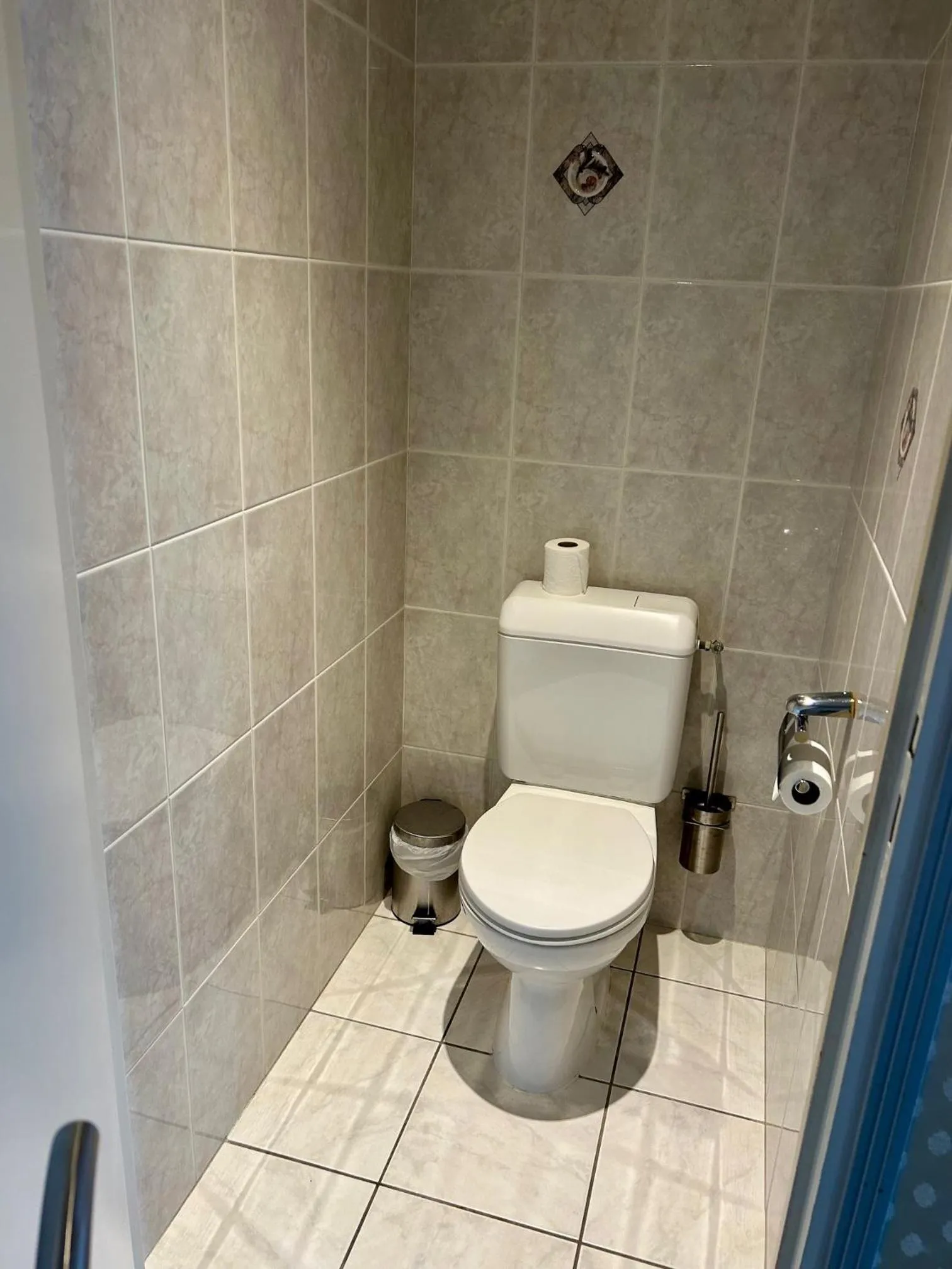 Toilet in Cit'Hotel le Challonge