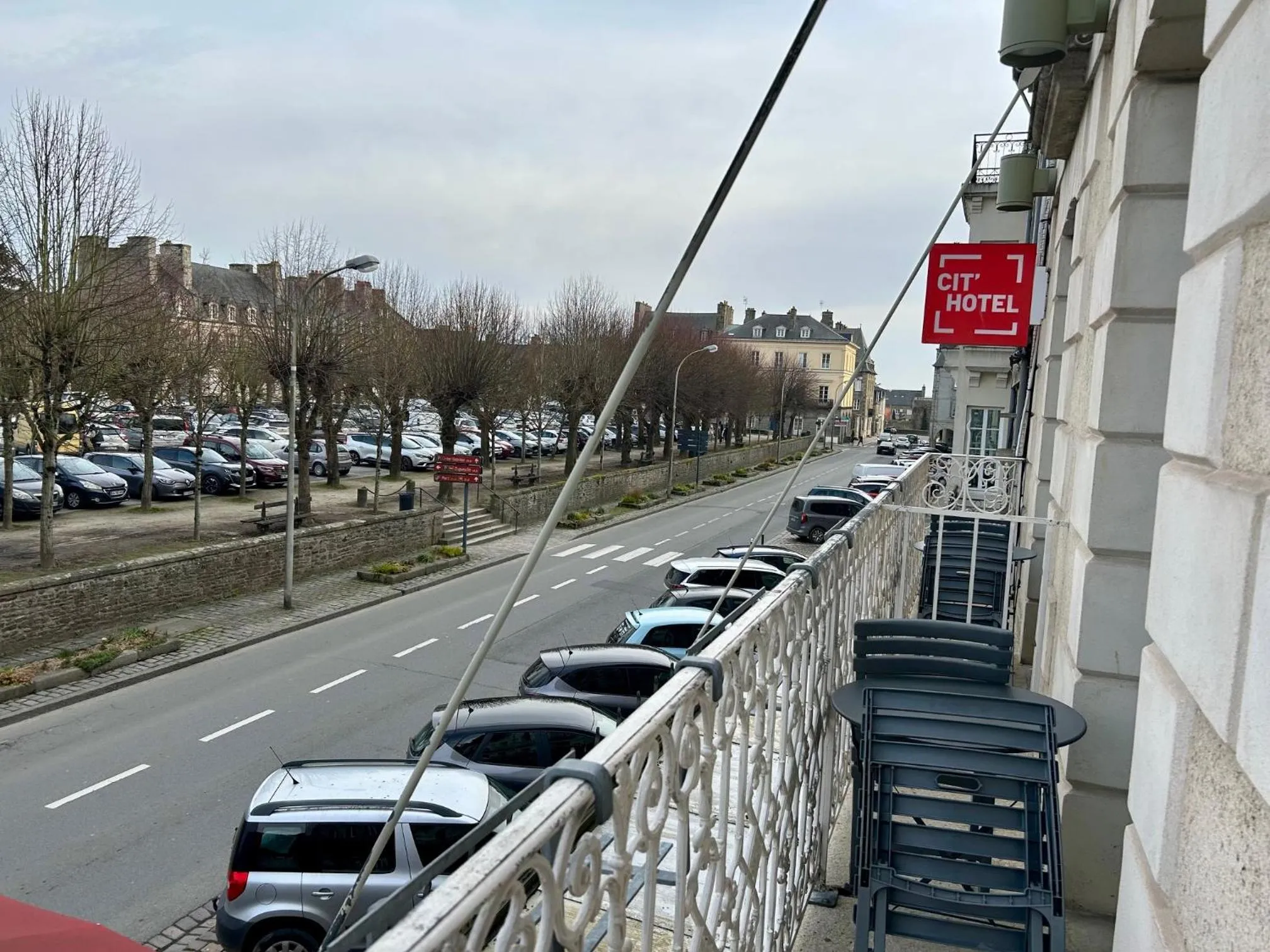 Balcony/Terrace in Cit'Hotel le Challonge