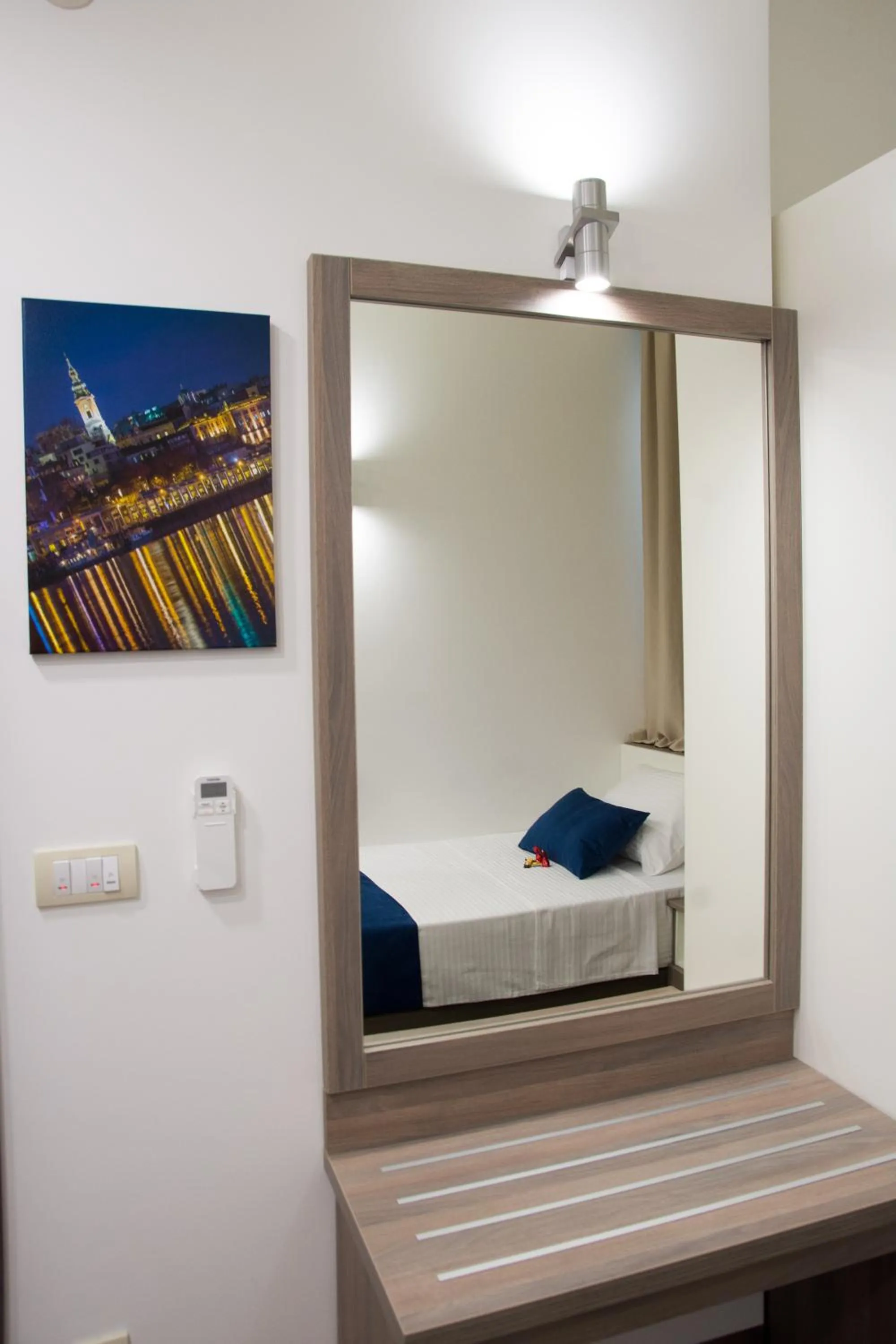 Photo of the whole room in Omia