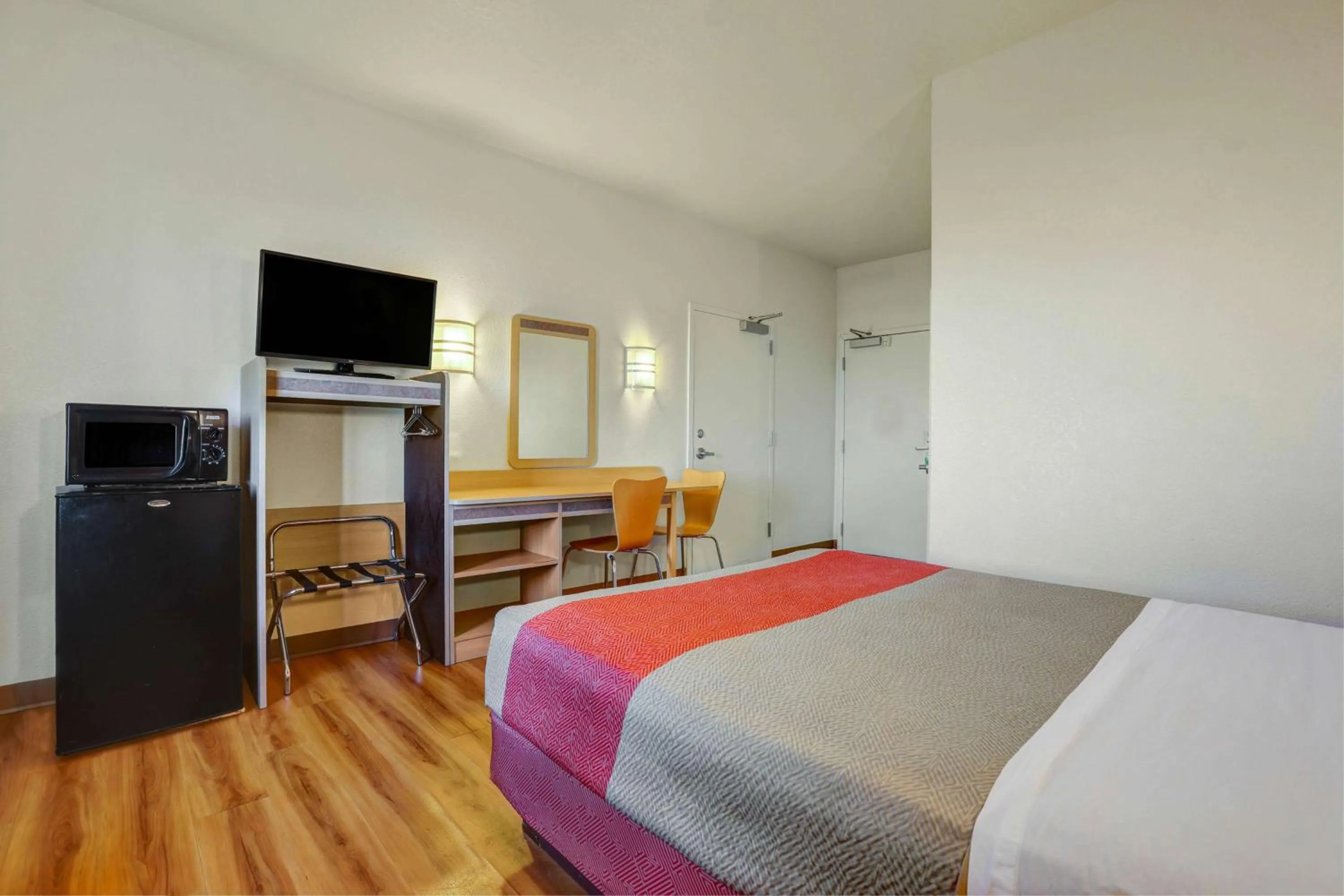 Photo of the whole room, Bed in Motel 6-Lemoore, CA