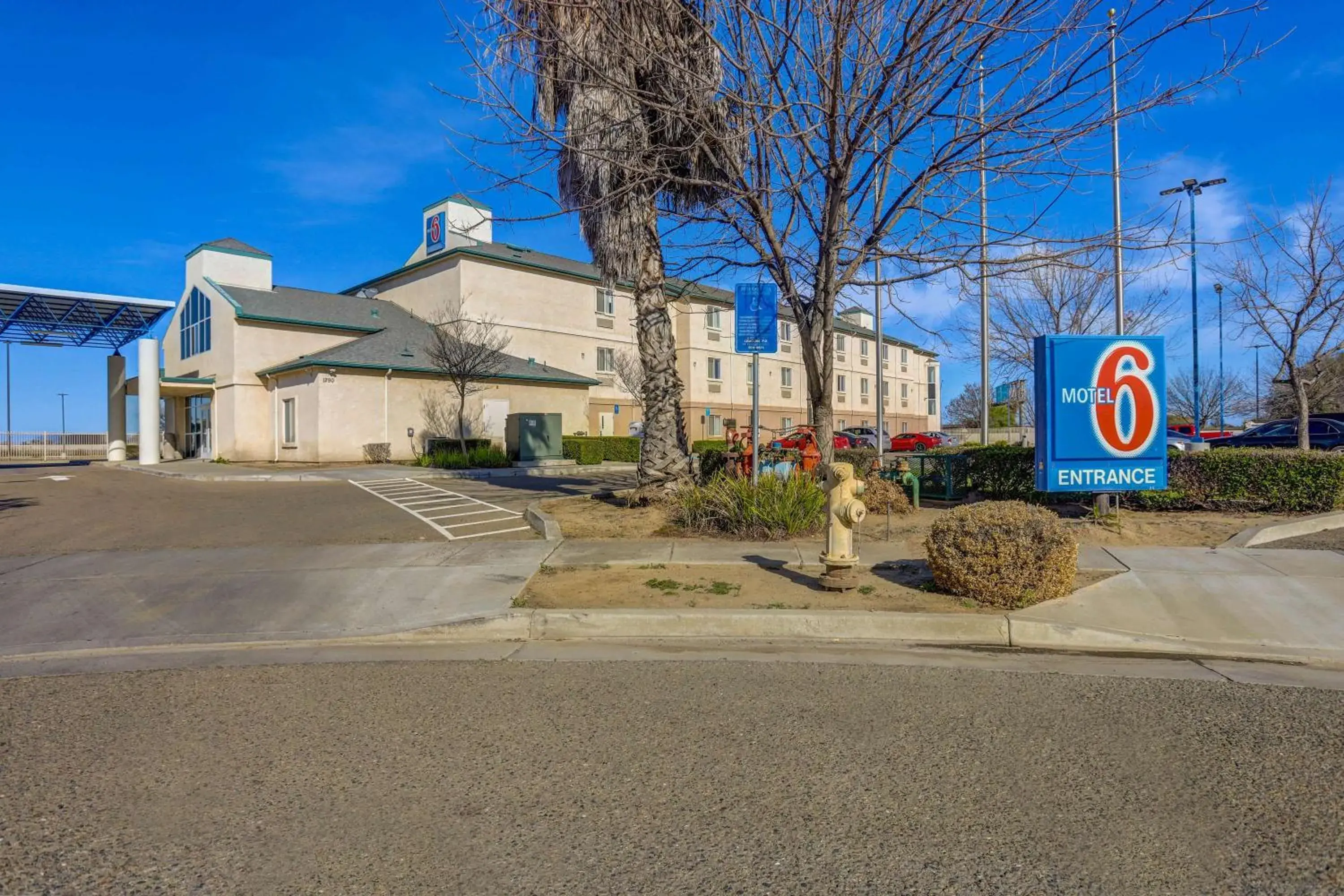 Property building in Motel 6-Lemoore, CA Property building in Motel 6-Lemoore, CA