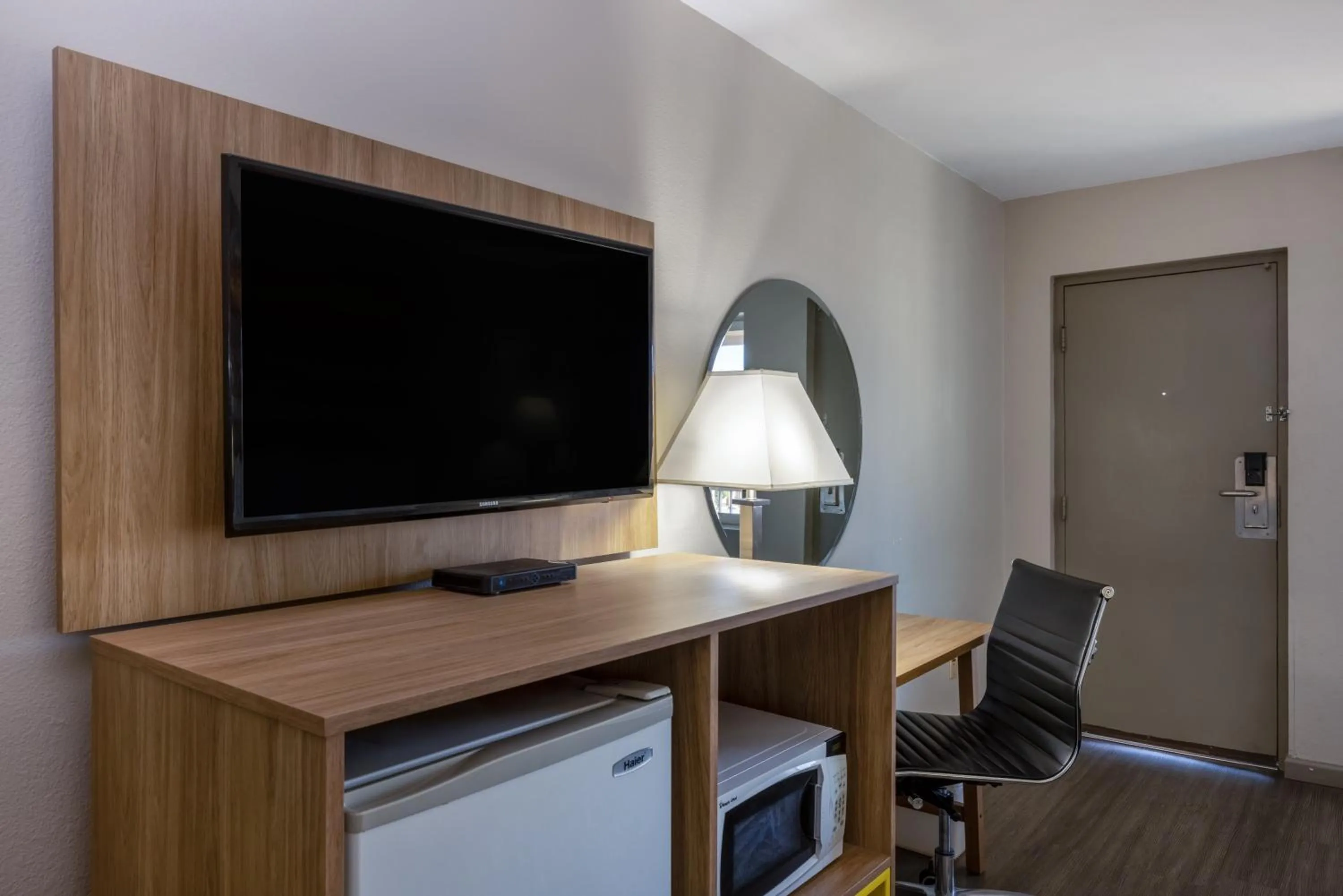 TV and multimedia in Days Inn by Wyndham Roswell