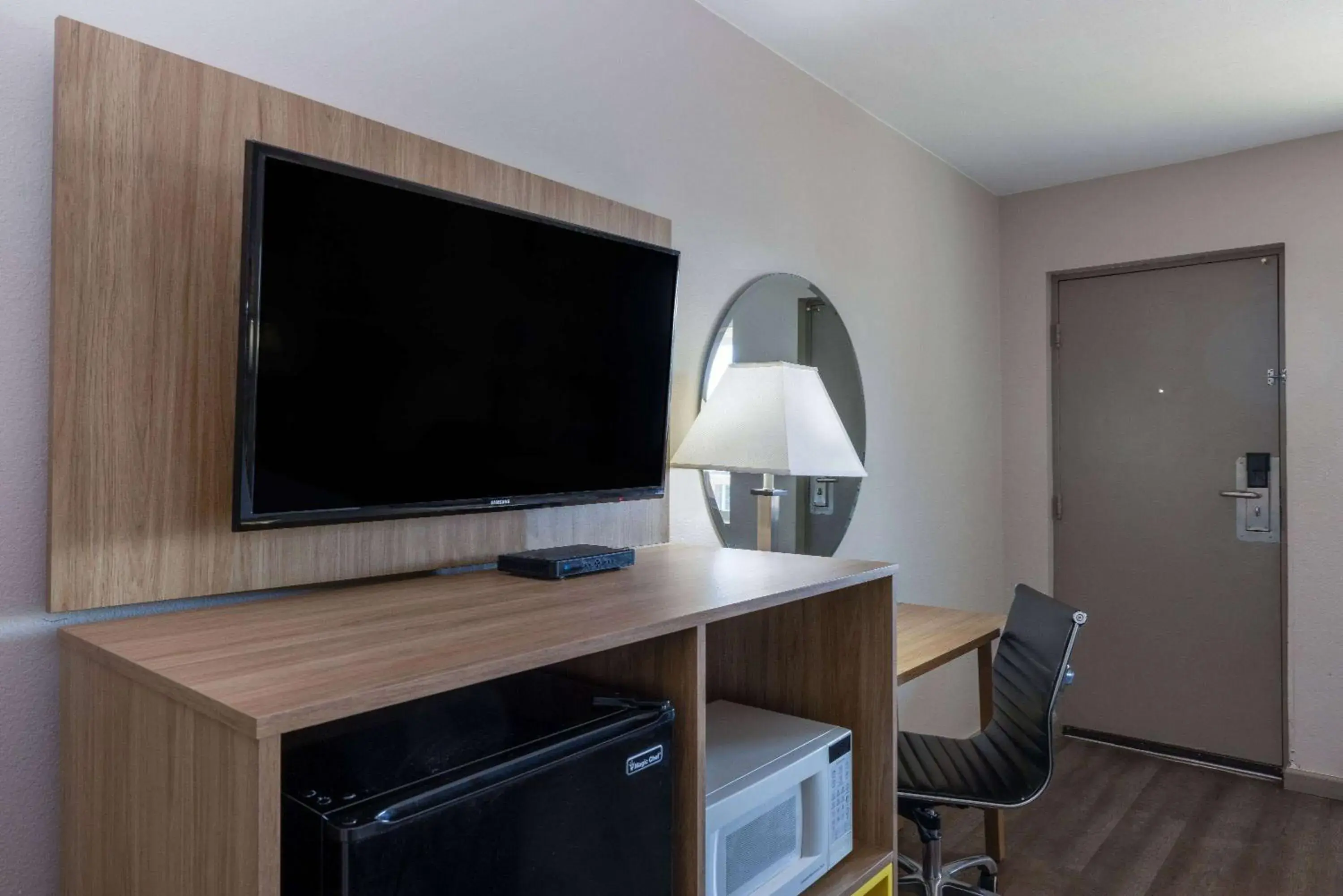 Photo of the whole room in Days Inn by Wyndham Roswell Photo of the whole room in Days Inn by Wyndham Roswell