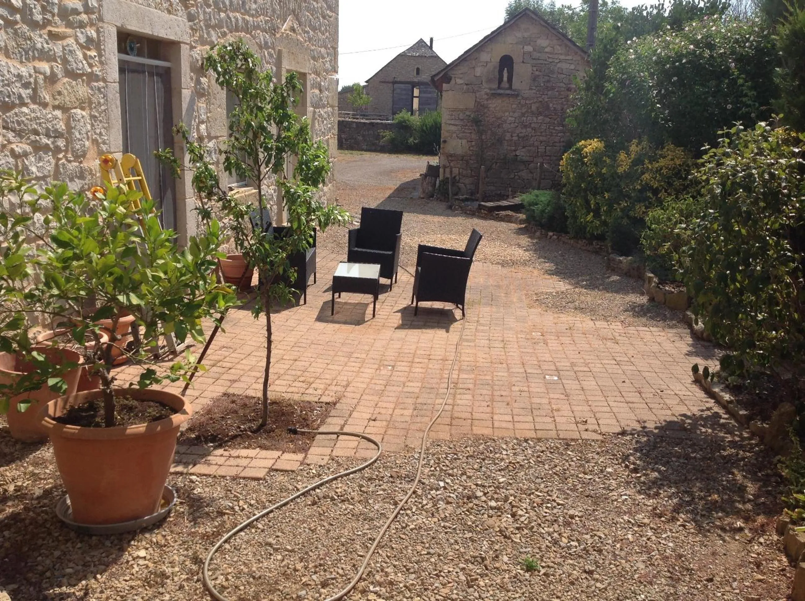 Inner courtyard view in La ferme de Manon