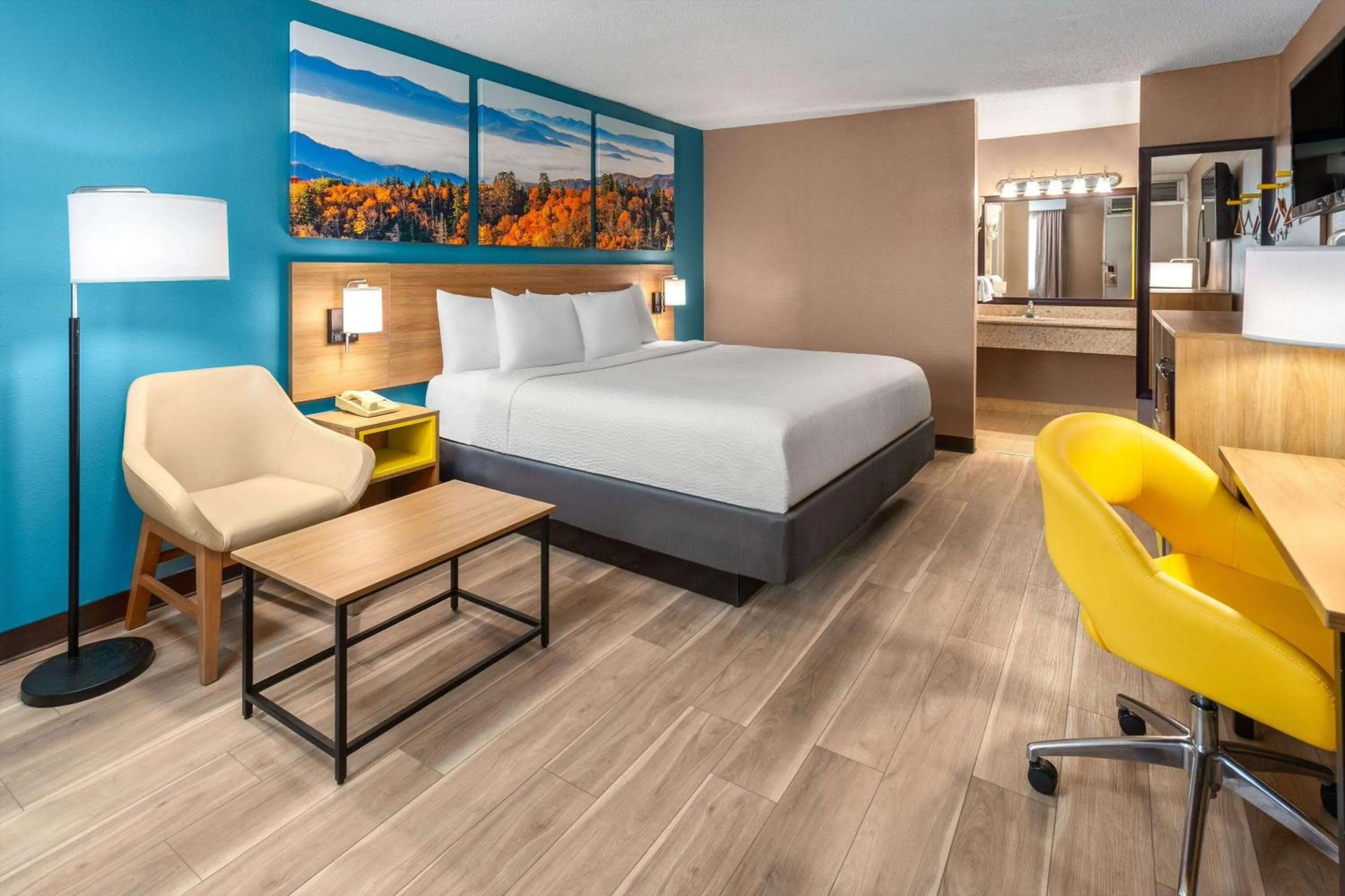 Photo of the whole room, Bed in Days Inn by Wyndham Shelby