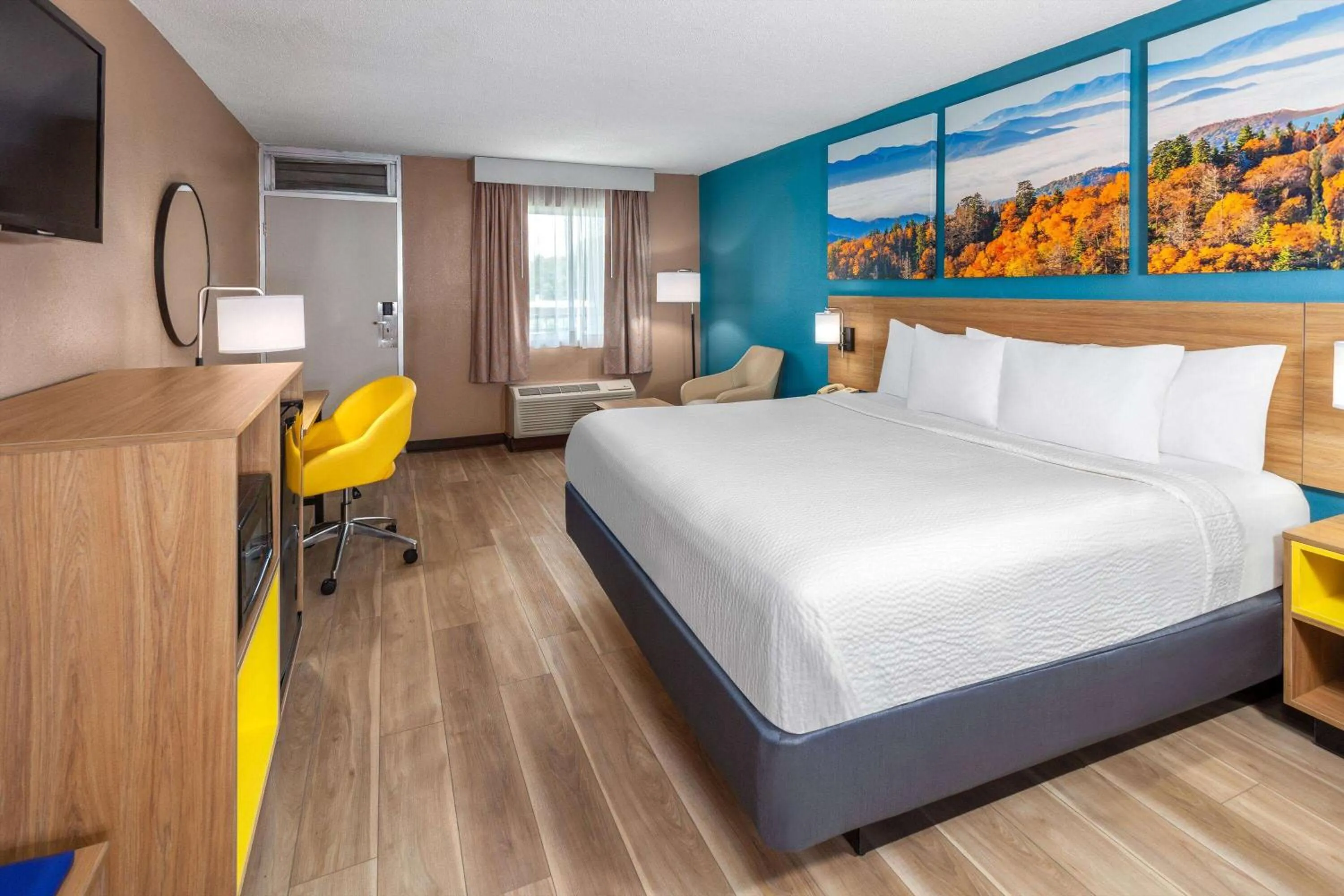 Photo of the whole room, Bed in Days Inn by Wyndham Shelby