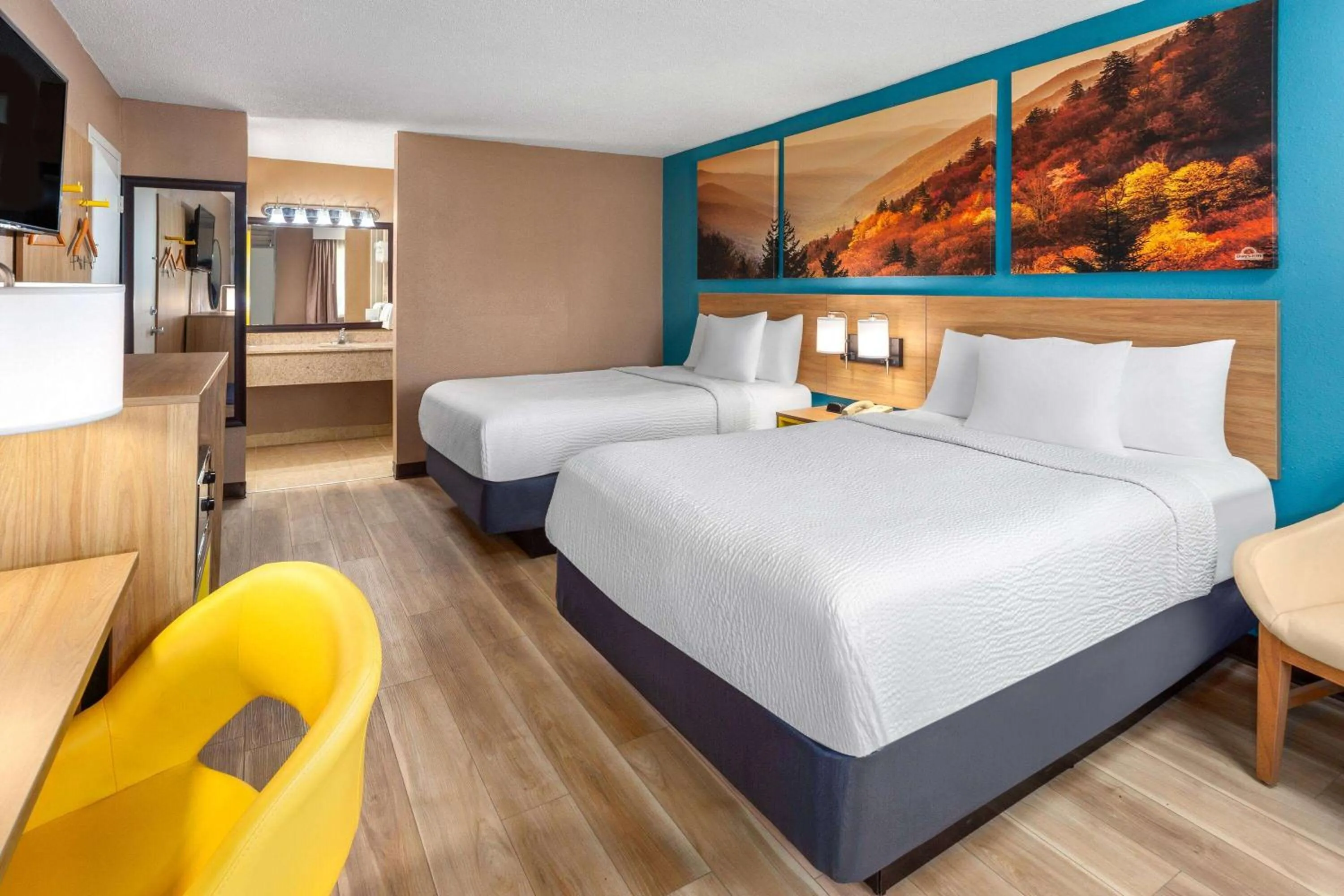 Photo of the whole room, Bed in Days Inn by Wyndham Shelby