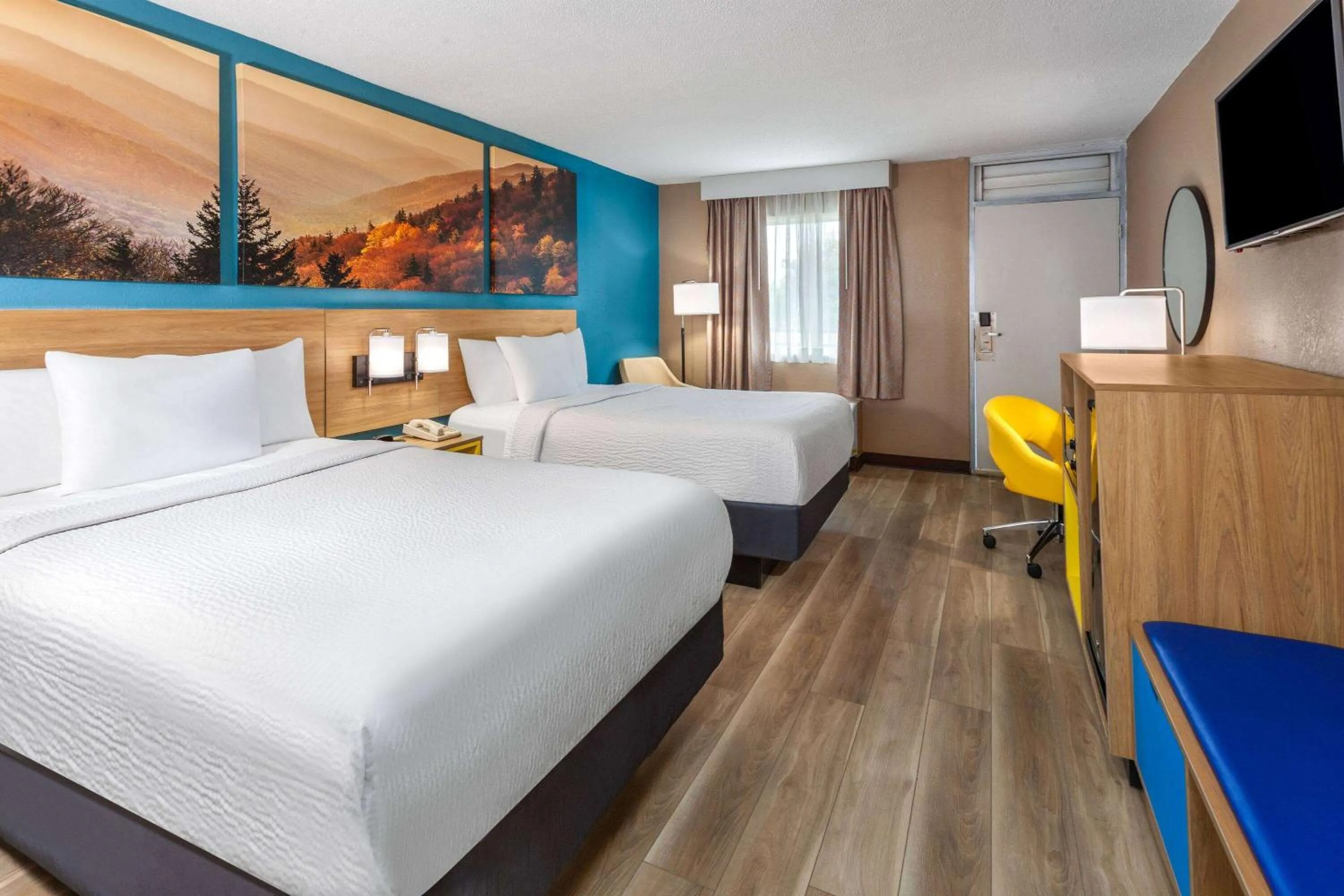 Photo of the whole room, Bed in Days Inn by Wyndham Shelby