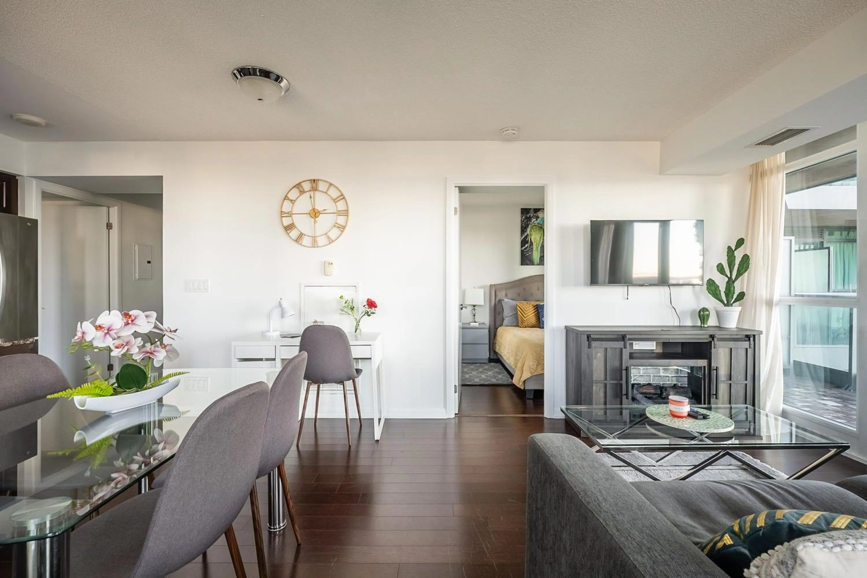 TV and multimedia in GLOBALSTAY Magnificent Condos in DT