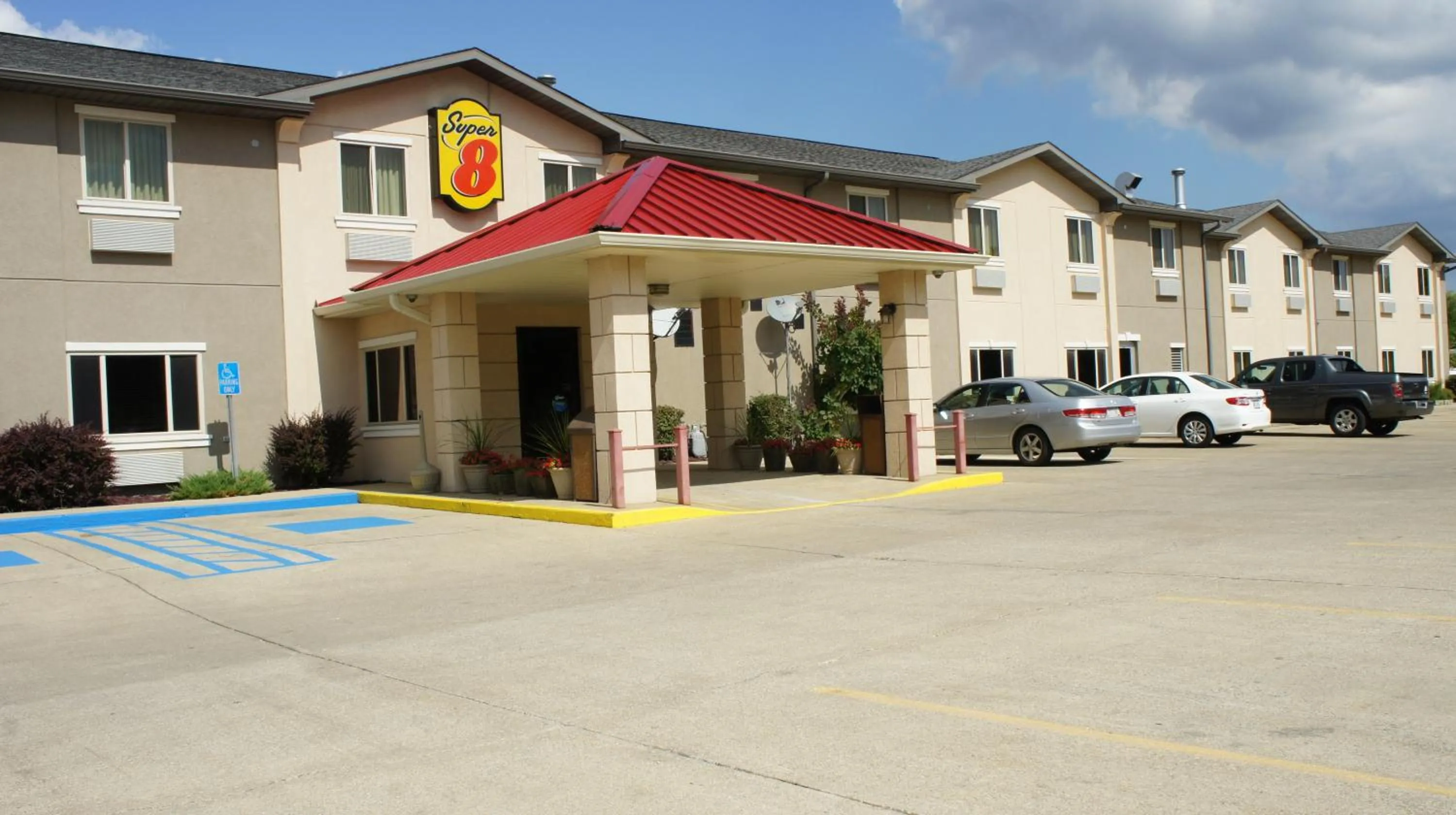 Facade/entrance in Super 8 by Wyndham Bloomington University Area