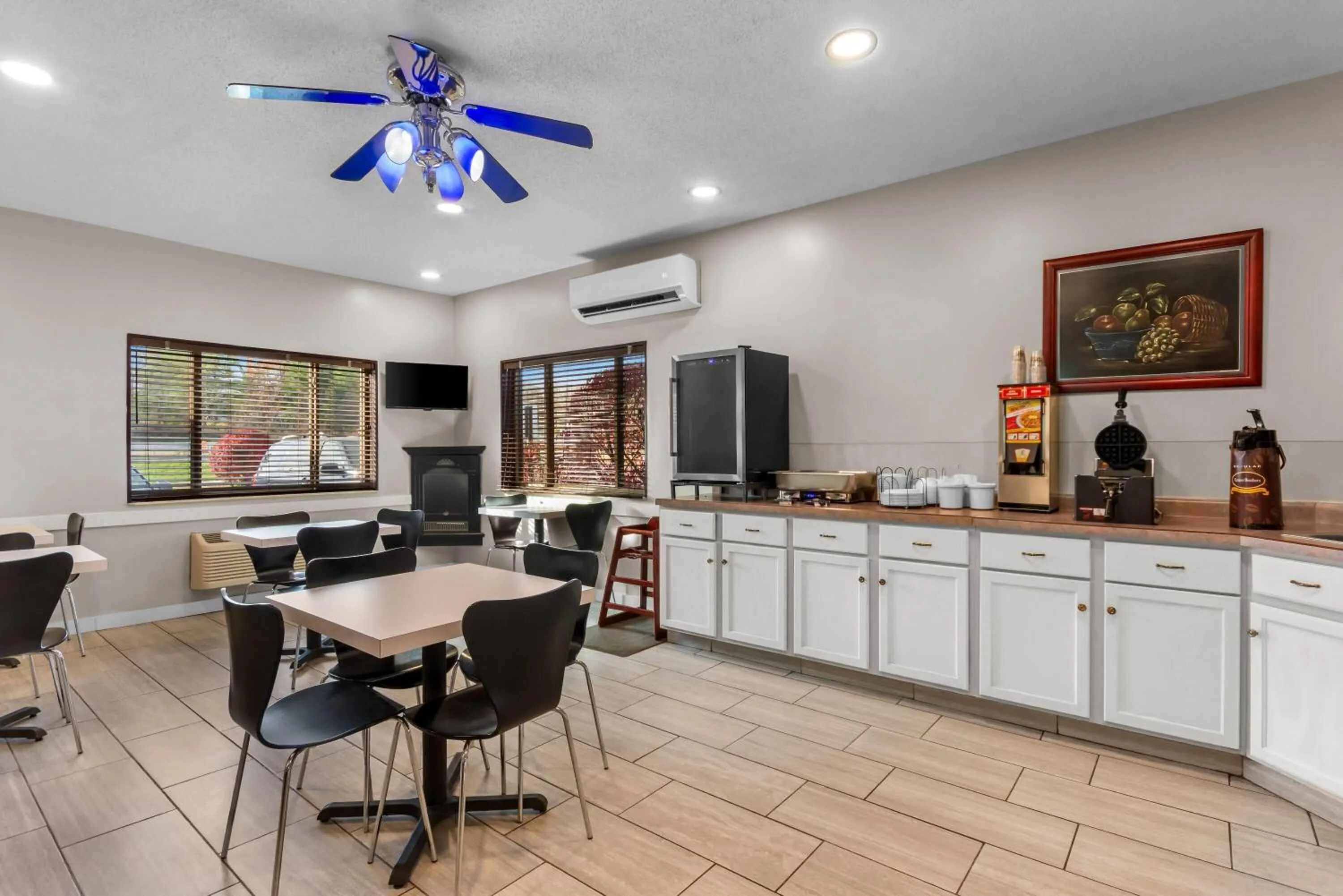 Restaurant/places to eat in Super 8 by Wyndham Bloomington University Area