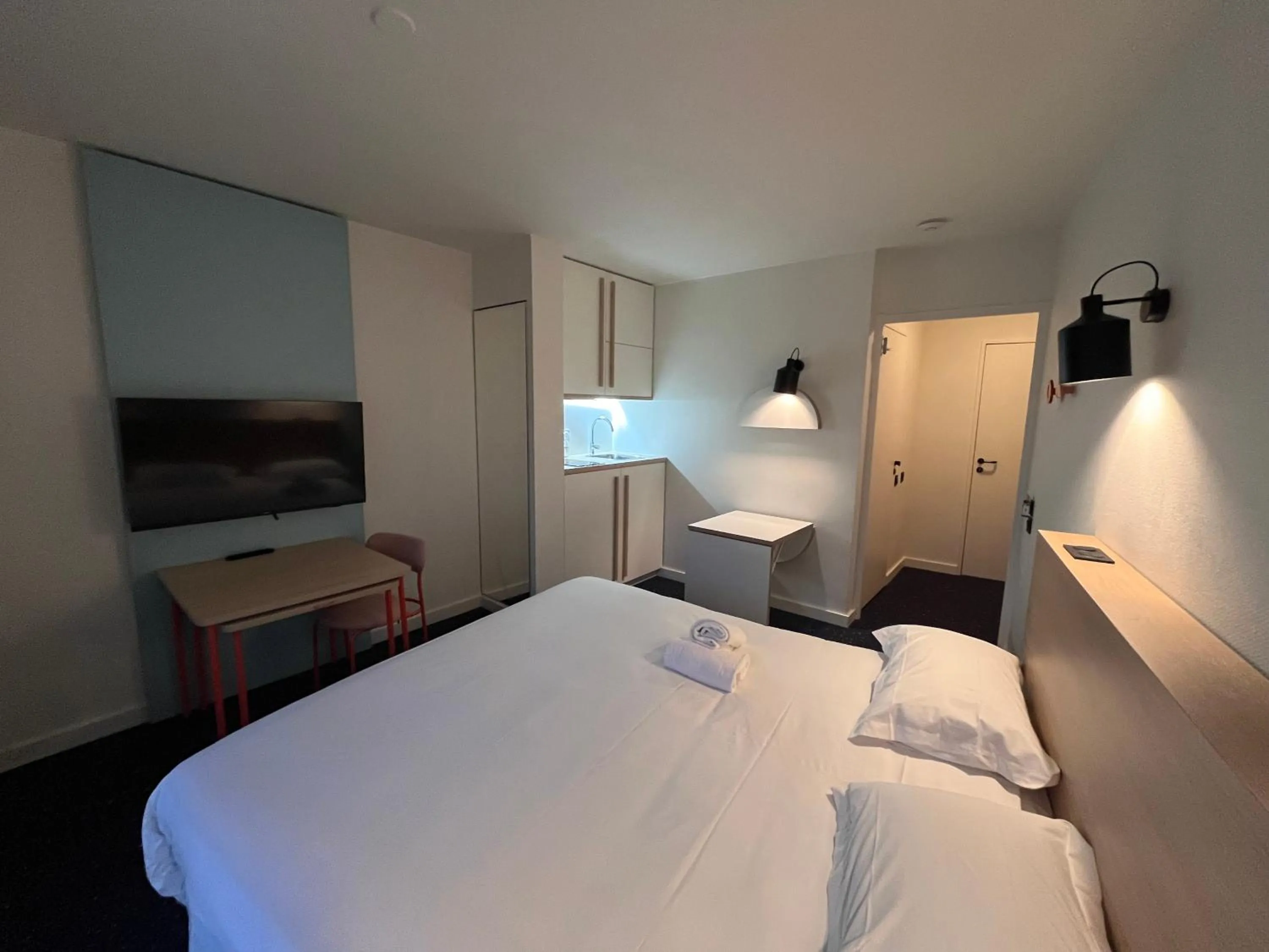 Photo of the whole room, Bed in Hôtel et Résidence Les Lauréades Clermont-Ferrand Centre Jaude